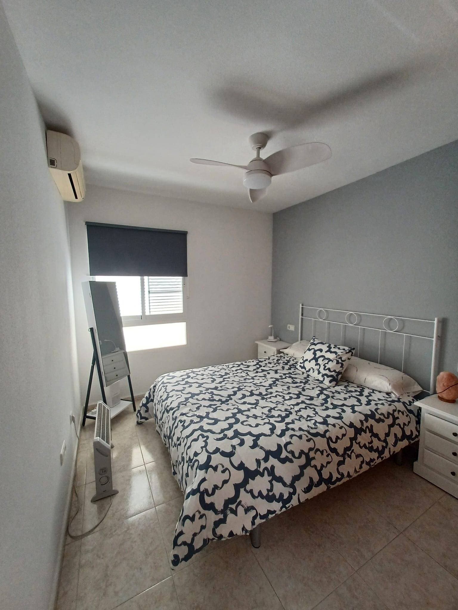 This charming bungalow is located in one of the best areas of Los Alcázares, specifically in the peaceful Punta Calera urbanization. With its proximity to the beach, you'll enjoy the sun and sea just steps from your home. The property boasts a spacious solarium where you can relax or host family gatherings outdoors. The interior is thoughtfully designed to offer comfortable and bright spaces, ready to move into without the need for any further renovations. It also includes a parking space and storage room, providing practical solutions for your daily needs. Don't miss this unique opportunity for only €158,900; come and discover your new home by the Mediterranean!