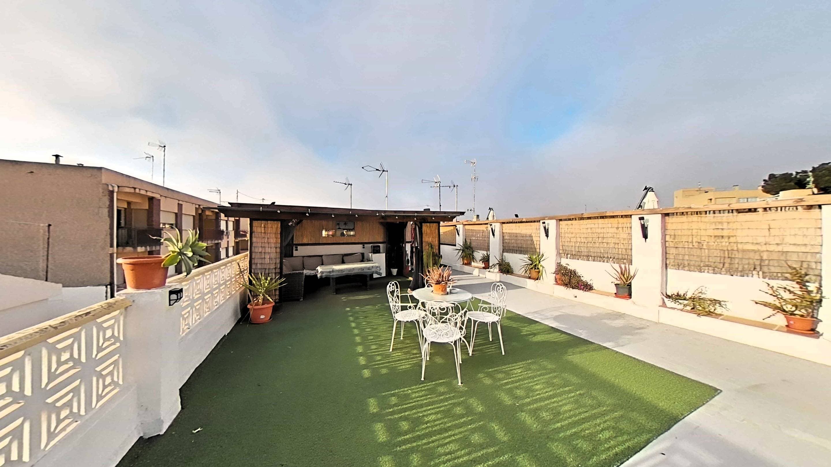Discover this charming apartment located on the beautiful Costa Cálida, specifically in Lo Pagán. This welcoming space is just minutes from the best beaches. You'll also have easy access to the famous Mar Menor mud baths, renowned for their therapeutic and relaxing properties. The property is also close to the Salinas Regional Park, an ideal spot for enjoying nature and outdoor activities like hiking or cycling. Its functional design maximizes comfort, featuring spacious, naturally lit rooms that create a warm and inviting atmosphere year-round. Perfect as both a permanent residence and a holiday investment, thanks to its prime location near essential local amenities: traditional restaurants, diverse shops, and recreational facilities are all part of the surrounding area. Don't miss this unique opportunity! The price is €158,500.