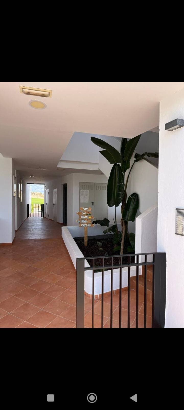 Discover this bright, 72 m² apartment located in the quiet Roldán area, within the municipality of Torre-Pacheco. With a southwest orientation that guarantees natural light throughout the day, this property offers a welcoming and comfortable atmosphere, perfect for moving right in. It features one double bedroom and one single bedroom, ideal for couples or small families. It also has a fully equipped bathroom and direct access from the living room to a spacious terrace where you can enjoy the views. The complex is designed with your comfort in mind and includes excellent amenities such as a communal swimming pool and green areas full of natural trees, ideal for relaxing or playing with children. The sea is only 4,000 meters away, allowing you to enjoy both urban relaxation and regular trips to the beach. As an added bonus, the inclusion of private parking ensures ample space without additional parking hassles. Located near major shopping centers, renowned hospitals, and prestigious schools, all of this provides easy access while maintaining peace of mind thanks to the perimeter fencing that provides extra security. Don't miss this unique opportunity to acquire this magnificent property, currently valued at €164,300! Whether you're looking to make it your permanent home or provide a profitable investment, it will always be a safe choice.