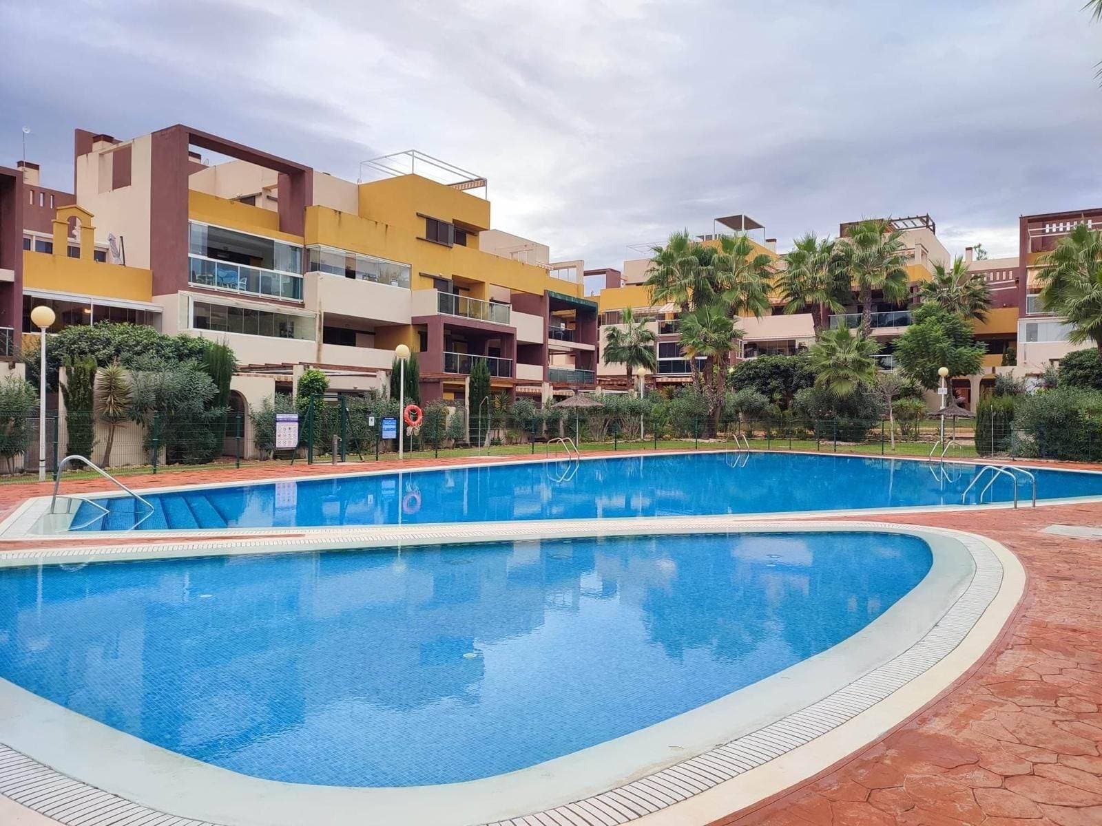 Discover this charming apartment located in the prestigious El Bosque urbanization, within the Horizonte-La Campana area of ​​Orihuela Costa. With an attractive sale price of €260,900, this property offers a constructed area of ​​75 m² and a usable area of ​​63 m², ideal for enjoying daily comfort. Its southwest orientation allows sunlight to illuminate the space for much of the day. The apartment also features an additional 10 m² private terrace where you can relax outdoors. The property is designed to move into without any need for renovations; it also includes both parking and a storage room. You will also have access to a communal swimming pool surrounded by green areas full of trees that provide natural shade. The location is excellent: you are only approximately 3000 meters from your home to the beautiful local beaches, and nearby you will find accessible public transport, as well as major shopping centers and renowned schools, all necessary for your daily family or personal life. This apartment features a double bedroom plus a single bedroom, making it easy to comfortably accommodate guests. A full bathroom adds to its functionality! The views are exceptional thanks to the optimized exterior design, allowing you to take advantage of every visually enhanced corner. Adjacent to the apartment are specially designed children's play areas, and the apartment also offers convenient access to your daily needs, such as nearby hospitals providing essential healthcare when required.