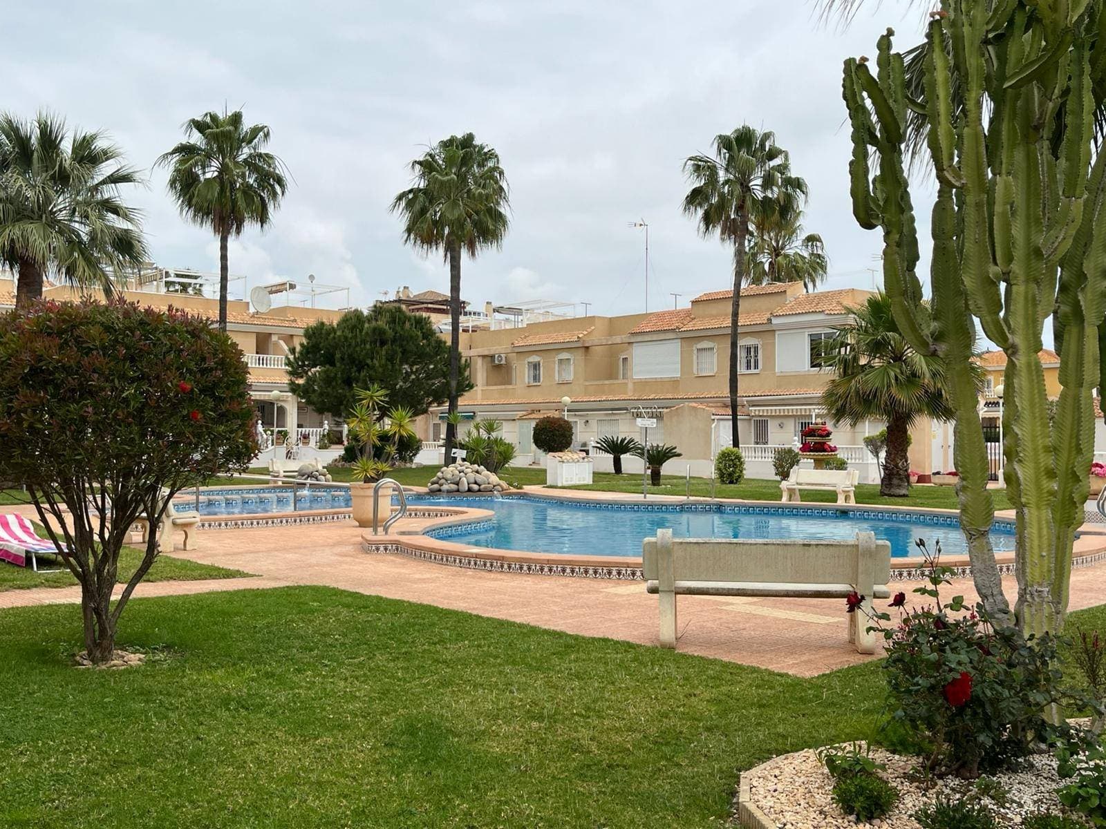 Discover this charming apartment located in the sought-after residential area of ​​Los Alcázares. This property stands out for its modern and functional design, which includes two bright bedrooms, two full bathrooms, and a fully equipped kitchen. It also features a private patio with a storage room and a spacious 55 m² porch, perfect for enjoying the Mediterranean climate. The apartment has been recently renovated and painted with high-quality finishes; it is also equipped with an advanced ventilation system to prevent problems such as mold, as well as hot/cold air conditioning to ensure your comfort year-round. It is sold fully furnished, ready for you to move in and enjoy from day one. This property is ideal not only for its interior features but also because it is part of a peaceful community offering landscaped gardens and a communal swimming pool, perfect for relaxing under the Spanish sun. Strategically located near the best local beaches, renowned golf courses, and countless leisure centers and gourmet restaurants, it also has easy access to the AP7 motorway, facilitating quick visits to the beautiful nearby towns or the international airport.
