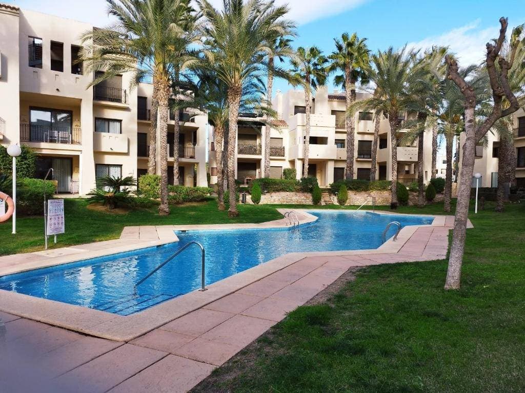 We present a superb apartment located on one of the best golf courses in the area, ideal for those seeking to enjoy both sport and nature. This property is strategically situated just minutes from beautiful Mediterranean beaches and surrounded by diverse leisure areas offering an endless variety of recreational activities. Furthermore, access to nearby supermarkets ensures convenience for your daily life. With spacious, bright rooms and modern amenities, this apartment offers not only comfort but also an unbeatable quality of life. Perfect as a permanent residence or a holiday investment with high potential for economic return given its tourist appeal. A parking space and storage room are included in the price.