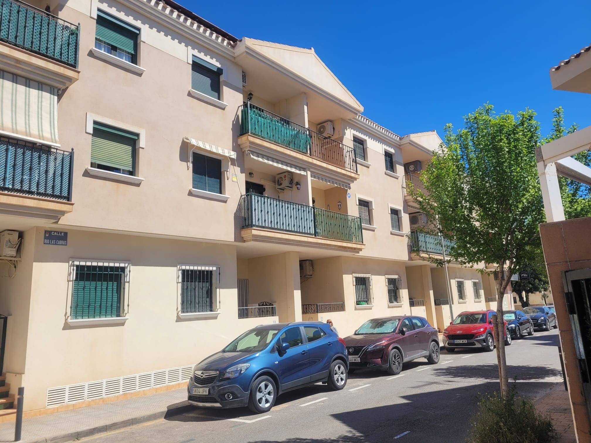 Discover this charming apartment located in the peaceful Lomas del Rame area, within the vibrant municipality of Los Alcázares. Priced at an attractive €137,900, this property boasts a constructed area of ​​70 m² and a usable area of ​​64 m², offering the ideal space to enjoy as a permanent residence or holiday getaway. Its south-facing orientation guarantees natural light throughout the day, and its condition is impeccable: practically move-in ready! This cozy home features a double bedroom, a single bedroom, and a full bathroom; perfect for couples or small families. Just 900 meters from the Mediterranean Sea, you can make the most of the beaches that grace the Murcian coast. Furthermore, it is surrounded by various amenities such as children's play areas, nearby schools, hospitals, and shopping centers that make your daily life easier, as well as easy access to public transport thanks to nearby stops. A truly unique real estate opportunity ready to be enjoyed!