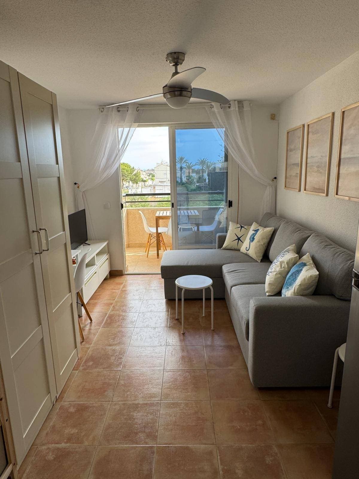Discover this charming studio apartment located in the peaceful Mil Palmeras area of ​​Pilar de la Horadada. Priced at an attractive €111,350, this property offers 22 m² of living space and is ready to move into. Ideal as a first home or holiday investment, it boasts all the necessary amenities to enjoy the Mediterranean lifestyle. The private terrace is perfect for relaxing outdoors while enjoying pleasant views. The strategic location provides easy access to nearby buses and shopping centers that cater to your daily needs; schools and medical facilities are also conveniently located nearby. This studio is surrounded by children's play areas, perfect for families, and landscaped gardens with trees that add a touch of freshness to the surroundings. If you're looking for a seaside retreat without compromising on comfort or accessibility, this is your opportunity.