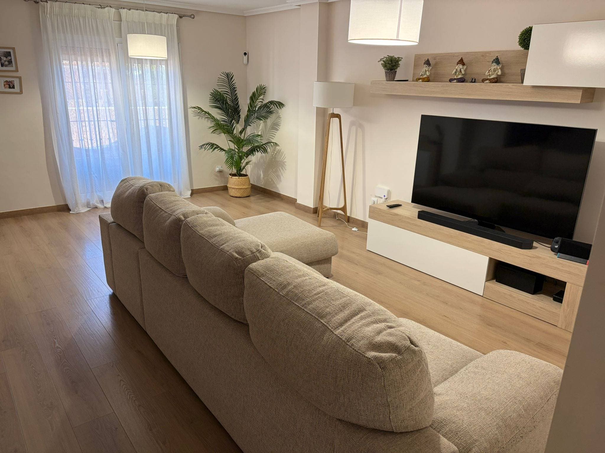 We present a charming semi-detached villa located in San Javier, one of the most sought-after areas due to its proximity to shopping centers, supermarkets, restaurants, and schools. Just a few kilometers from the beach, this property offers convenience and easy access to essential services. The ground floor features a welcoming porch, ideal for enjoying the Mediterranean climate; it also includes a bright living room, a full bathroom, and a spacious kitchen that connects to an enclosed patio, perfect for family gatherings. On the first floor, you'll find a master bedroom with an en-suite bathroom, along with two additional bedrooms that share another bathroom. The basement is the perfect place for entertaining, thanks to its spacious room ideal for gatherings with friends, and also includes a private garage with space for two vehicles. All rooms are climate-controlled with split-system air conditioning and have central heating, ensuring comfort year-round.