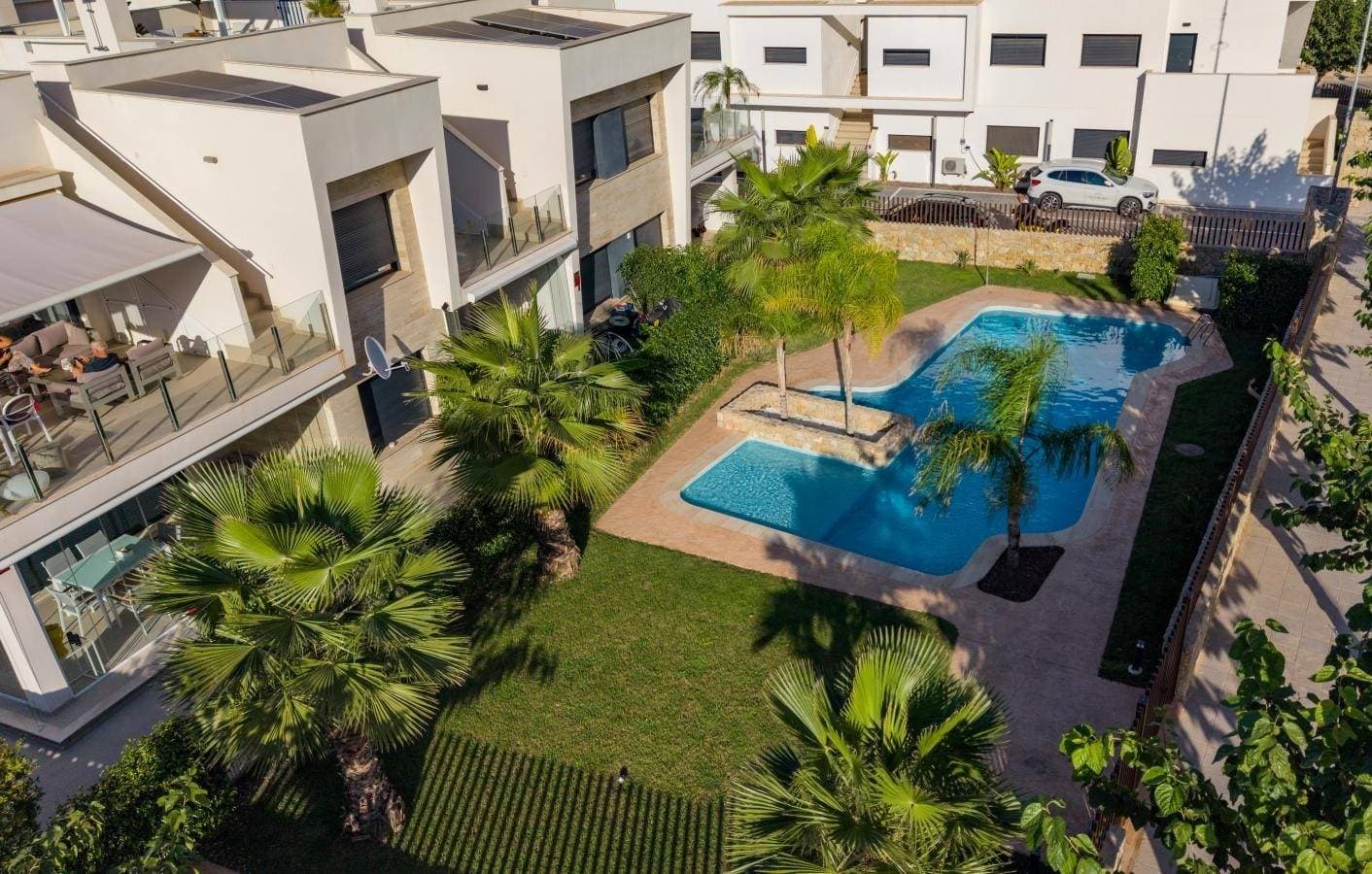 We present this attractive bungalow located just a few meters from the beautiful Higuericas beach in El Mojón, Pilar de la Horadada. The property features a bright living room with a modern open-plan kitchen and access to a charming balcony, ideal for enjoying the Mediterranean climate. A highlight is its spacious 62 m² private solarium, which includes a pergola and is ready for the installation of a jacuzzi and outdoor kitchen; a perfect space for gatherings with family or friends. The bungalow also has two comfortable bedrooms, one with an en-suite bathroom for added comfort and privacy; there is an additional bathroom as well. To ensure your comfort year-round, this property offers air conditioning and electric exterior blinds. The residential complex offers a communal swimming pool, perfect for relaxing in the sun, as well as a private parking space. The property has easy access via the AP7 motorway, facilitating travel to other nearby towns. The surrounding area also boasts a variety of restaurants, a recreational area, supermarkets, and all the necessary amenities for comfortable living. We certify that it is an ideal location for both permanent residence and holidays.