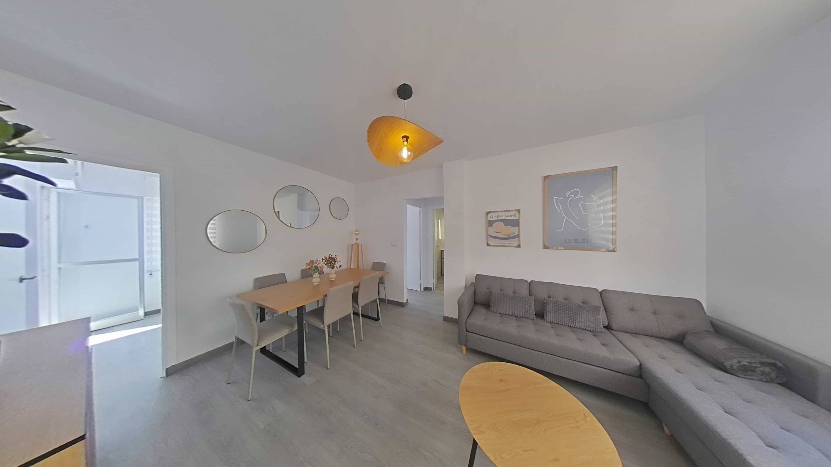 Discover this magnificent property located in the sought-after area of ​​Villananitos, in San Pedro del Pinatar. This partially renovated apartment has a constructed area of ​​64 m² and a usable area of ​​58 m², perfect for those seeking comfort and proximity to the sea. With a southeast orientation and bright rooms, this home offers three welcoming double bedrooms, ideal for families or as an investment for holiday rentals. Its strategic location just 80 meters from the beach makes it a prime location for year-round living or for renting out during the summer months. Furthermore, you will enjoy the amenities offered by its surroundings: multiple shopping centers within walking distance; renowned schools nearby; accessible hospitals; and safe children's play areas where little ones can play freely. This is a great opportunity if you are looking for quality of life by the Mediterranean for €149,000.