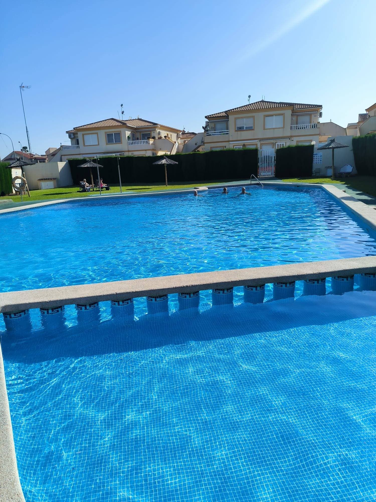 Discover this charming ground-floor bungalow located on the beautiful Playa Flamenca, within Orihuela Costa. Priced competitively at €176,900, this property offers a built area of ​​60 m² and a usable area of ​​50 m², both in perfect move-in condition. The layout includes a double bedroom and a single bedroom, as well as a well-equipped full bathroom. Facing southeast, the home enjoys sunshine for much of the day thanks to its exterior location. The bungalow boasts delightful extras such as a private terrace where you can enjoy idyllic moments outdoors and views of the surrounding trees that add a refreshing atmosphere. Nearby amenities include peaceful residential areas ideal for families, as well as easy access via local buses to various shopping centers, schools, and hospitals. You'll also find suitable children's play areas and recreational activities, all within a fenced area for added security. This is undoubtedly the ideal location whether you're looking to live permanently or invest: don't miss this opportunity! Contact us now.