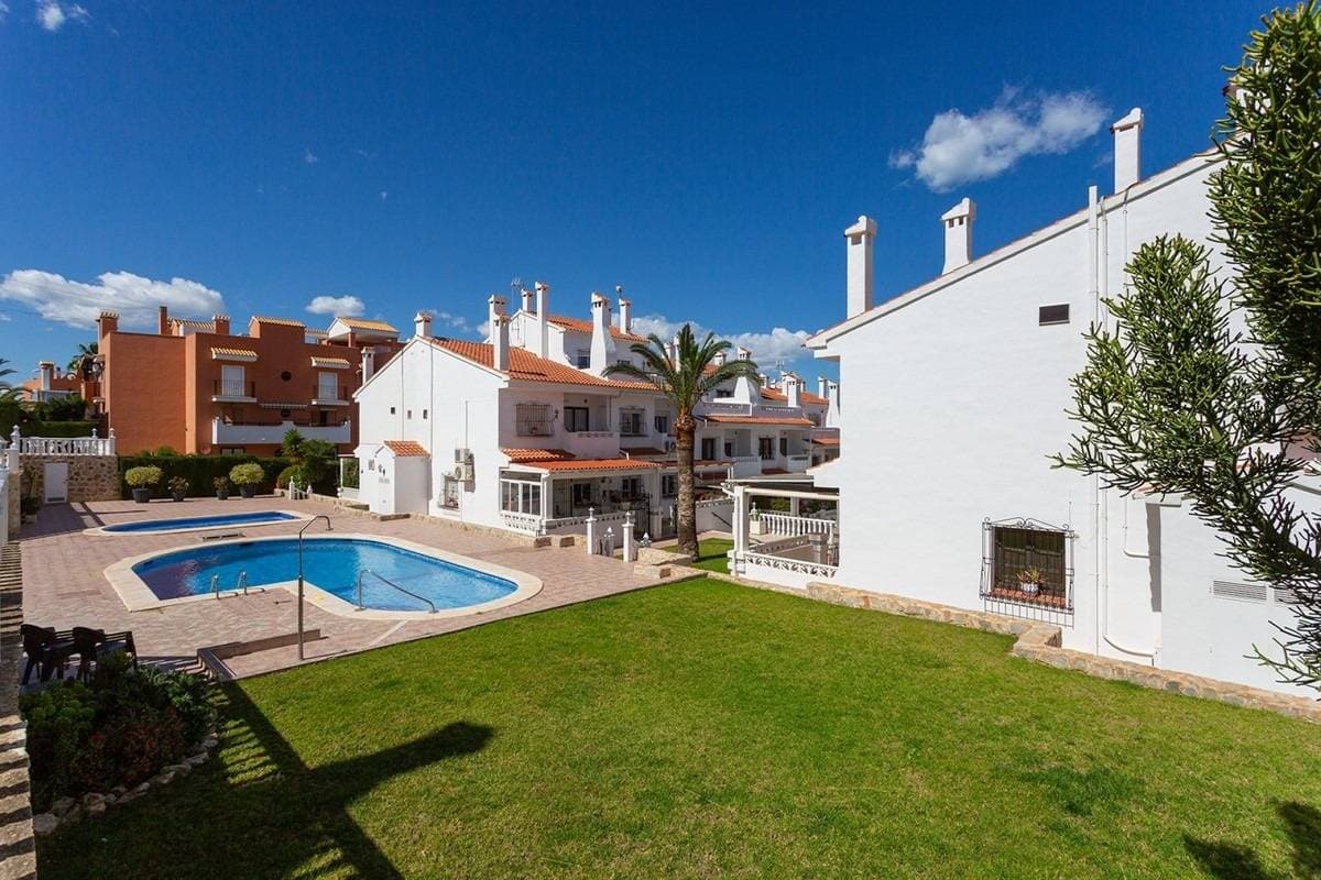 We present this spectacular villa located in the sought-after La Mata area of ​​Torrevieja. Priced at €269,000, this property boasts a constructed area of ​​94 m² and a usable area of ​​85 m², intelligently distributed for comfort and functionality. The property is move-in ready thanks to its excellent condition. With a southeast orientation, you'll enjoy sunshine throughout the day from its spacious outdoor terraces. This charming home features three bright double bedrooms, ideal for families and entertaining guests. It also offers two full bathrooms, making family mornings and unexpected visits a breeze. Located within a well-maintained private residential complex surrounded by landscaped gardens with mature trees, it provides a relaxing environment, perfect after a long day at work. You also have direct access to children's play areas, perfect if you have young children. The amenities are unbeatable: you'll have nearby hospitals, shopping centers, and schools within easy reach. Likewise, you can enjoy breathtaking views while relaxing by your private pool on hot days. Book your visit today!