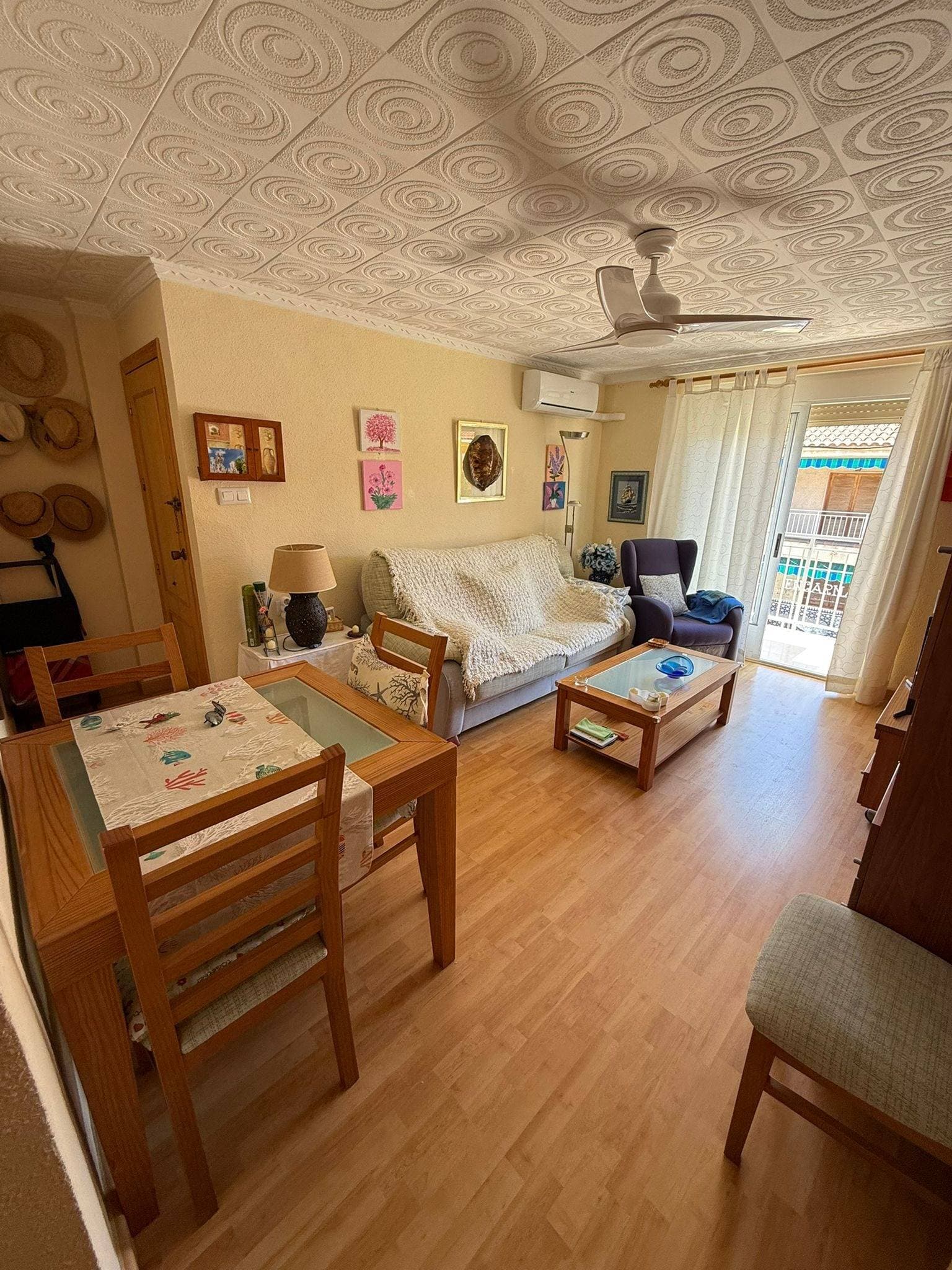 This magnificent apartment enjoys a prime location, just minutes from the stunning beaches of the Mar Menor and its renowned therapeutic mud baths. Ideal for those seeking an active lifestyle by the sea, this property offers two inviting bedrooms, perfect for relaxing after a day filled with outdoor activities. It also features a spacious bathroom and a bright living/dining room, ideal for sharing unforgettable moments with friends and family. The fully equipped kitchen and private terrace provide the perfect spot to unwind while soaking up the warm Mediterranean climate. The surrounding area is not only renowned for its natural beauty but also for its wide range of recreational activities: you'll find diverse dining options in nearby bars and restaurants, as well as excellent opportunities for water sports such as sailing and paddleboarding, not to mention scenic routes perfect for both walking and cycling. With all this readily available from your new home, this apartment represents not only an incredible residential opportunity but also a sound investment, currently valued at €127,000.