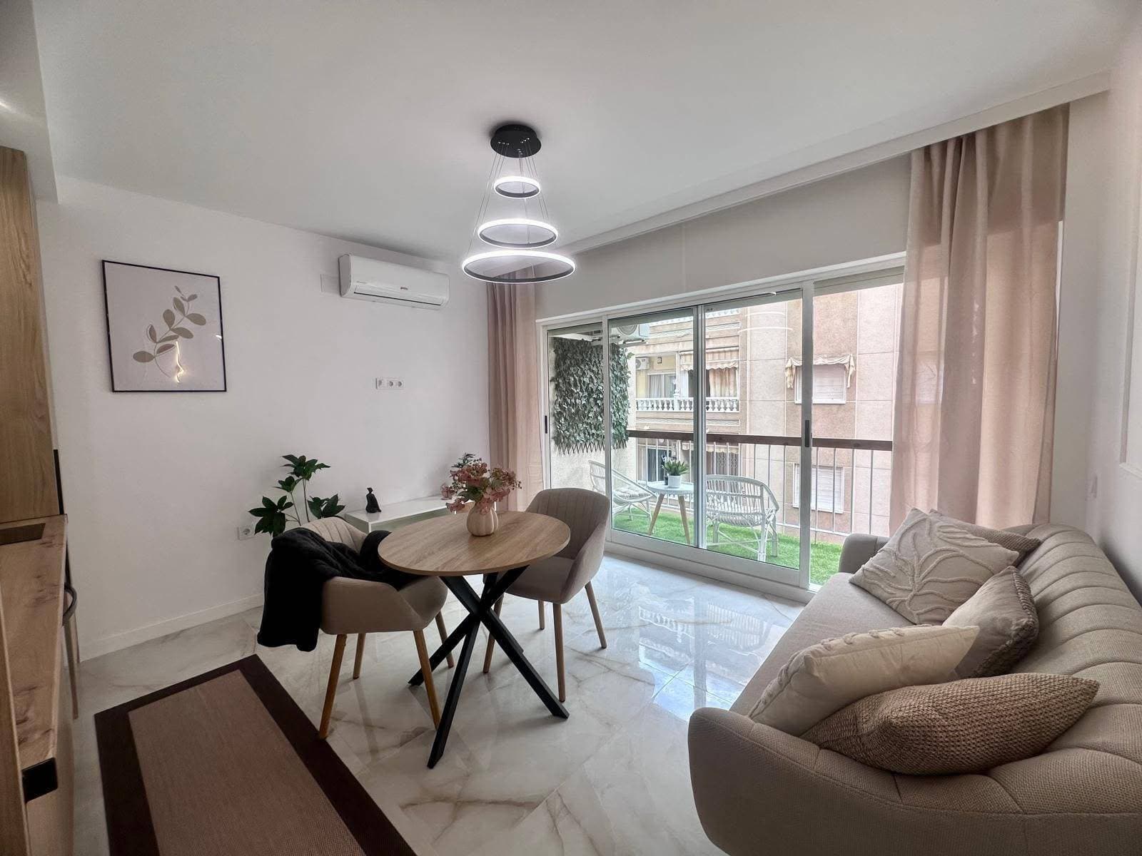 Located in the vibrant Bus Station area, this charming apartment presents an excellent opportunity for both living and investment. With an attractive price of €159,900 and a constructed area of ​​51 m² (44 m² usable space), the property is move-in ready without the need for any further renovations. It features a bright double bedroom and a modern, fully equipped bathroom. The property is entirely exterior-facing, allowing you to enjoy the sun throughout the day. Its strategic location guarantees easy access to public transport with nearby buses and provides convenience thanks to its proximity to shopping centers with a variety of shops and essential services. Furthermore, there are schools and educational institutions within the area, ideal for young families, as well as hospitals nearby ensuring timely healthcare. For leisure activities, you'll also find children's play areas perfect for little ones; communal pool , the surrounding area is adorned with beautiful trees, creating a very pleasant natural environment. Don't miss this great opportunity: come and discover your new home in Torrevieja.