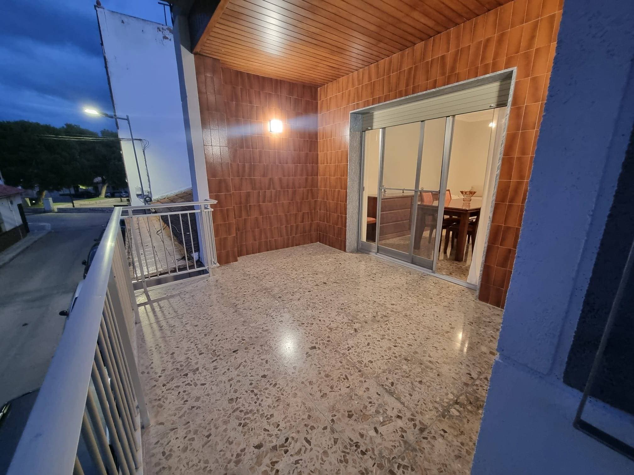 A unique opportunity in the heart of San Pedro del Pinatar. This semi-detached duplex boasts 300 m² of living space, intelligently distributed across four bedrooms and two bathrooms, offering ample comfort for the whole family. Its spacious garage accommodates three cars and features two garage doors for easy access. The property has been partially renovated recently; both the plumbing and electrical systems were inspected and updated as of January 2026, ensuring a functional and modern home. Furthermore, it includes air conditioning for both heating and cooling, guaranteeing year-round comfort. This property represents an exceptional opportunity due to its generous size and prime location: it is close to all essential amenities and just a few kilometers from beautiful local beaches and major tourist attractions.