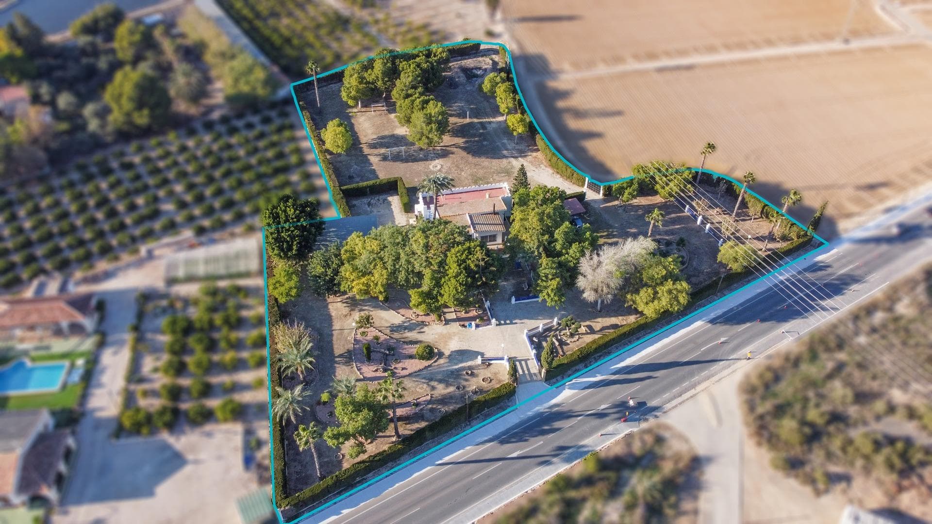 With a plot of 7,334 m² and a main house of 277 m², this house/chalet offers the perfect setting for multiple uses: family home, animal farm, recreational property, caravanning, rural leisure... a blank canvas ready to be developed. Here is everything you need to know about the property: Built in 1987 and later renovated in a rustic style. A 45 m² living room, spacious, bright, and perfect as the heart of the home. 4 double bedrooms with good sizes. 2 bathrooms, one of them full. Independent kitchen of 19 m². Fully exterior. Three entrances: front, rear, and side. The property also includes a basement or garage offering many possibilities. Main orientation: Southeast. The exterior of the property showcases its full charm: Fully fenced plot surrounded by cypress trees, ensuring privacy and security. Covered reservoir intended for irrigation, ideal for tree maintenance and cultivation. Covered outdoor barbecue area, perfect for gatherings and events. Front garden area, with paths and well-maintained corners that provide character and serenity. Covered area for parking vehicles comfortably. Main gate with automatic motor, facilitating easy access. At the rear, a large flat space with pines, the most open and versatile area of the land, ideal for expanding facilities, creating a recreational area, stables, or an investor’s project. Don't miss this unique opportunity to own a piece of paradise. Contact us to schedule a visit. Legal Notice: This advertisement is non-binding and may contain typographical errors. It is shown for informational purposes only and is not contractual. The purchase price of this offer does not include applicable taxes according to the legislation. The final terms will be confirmed by the agency prior to purchase and will be reflected in the reservation document. Our agents will be happy to answer any questions related to this publication.