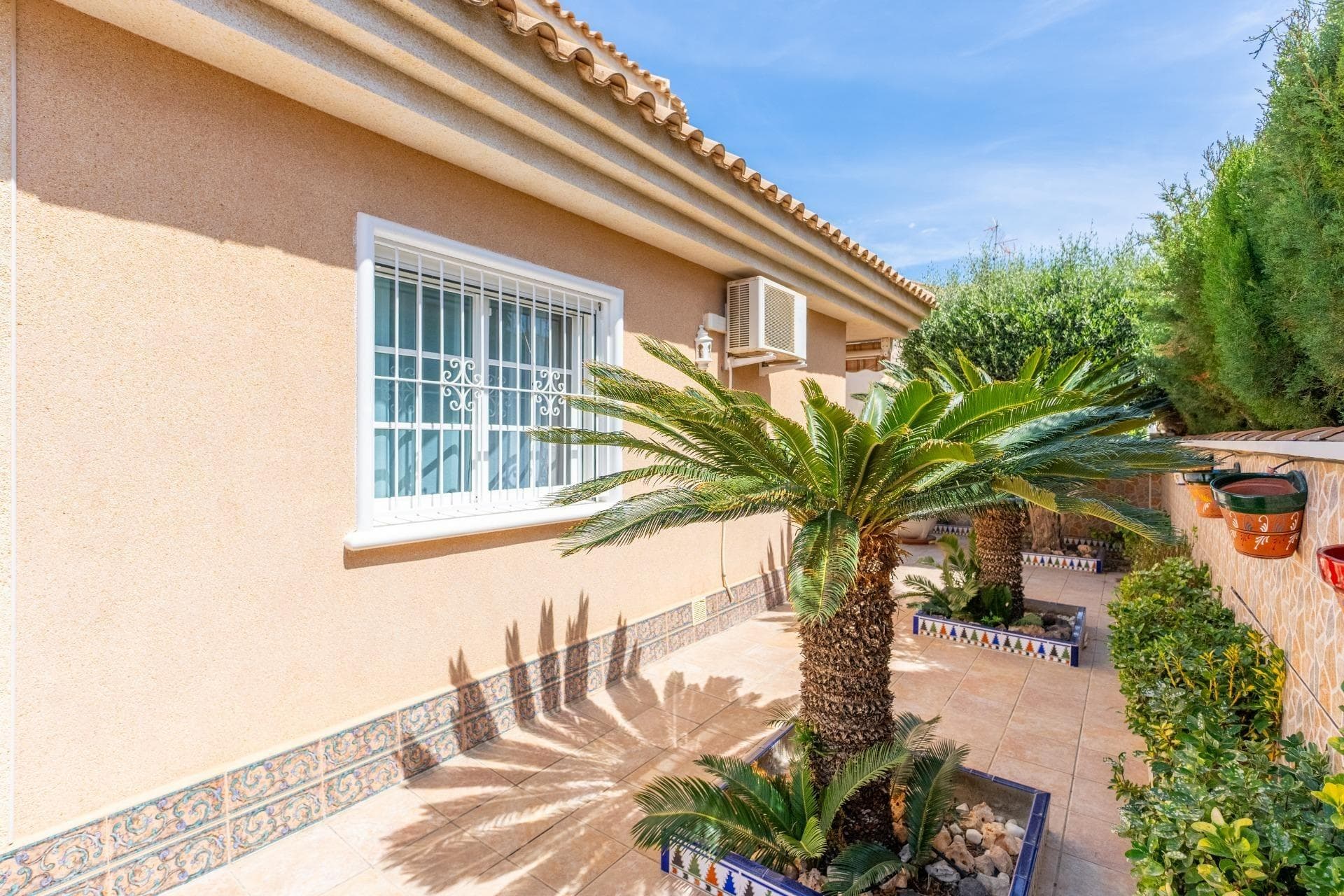 We present this beautifully renovated two-storey house with a private garden and parking space within the plot. It is located in Punta Prima, one of the most sought-after areas on the Costa Blanca. A highly valued residential area where you can enjoy the Mediterranean climate in total آرامness with an active and healthy lifestyle. The property is part of a residential complex with a communal swimming pool and parking area. An exclusive and peaceful environment, offering the perfect blend of Mediterranean living and nature—ideal for year-round living. It is just 5 minutes from the beach and 3 minutes by car from La Zenia Boulevard. Upon entering, you will find a beautifully landscaped and well-maintained garden, featuring a relaxation area and multiple parking spaces within the plot. The house has a very practical layout. It is a detached, fenced two-storey home with a garden. Inside, there is a spacious renovated living room, an independent fully equipped kitchen with a laundry area, ideal for everyday convenience. It offers 3 furnished bedrooms and 2 renovated bathrooms with underfloor heating. There is also a large and bright terrace of approximately 20 m² with open views. Punta Prima is a coastal area on the Costa Blanca, perfect for holidays or long-term living. It continues to grow each year, with new schools, sports facilities, infrastructure, and residential complexes. Thanks to its warm climate, it offers beach tourism all year round. A peaceful location ideal for both permanent living and investment. Taxes (10%, reduced rates of 8% and 6%) Notary fees (approximately €800–€1300) Land Registry fees (approximately €300–€700) Administrative/consulting fees (approximately €900–€1500) NO ADDITIONAL REAL ESTATE AGENCY COMMISSION FEES