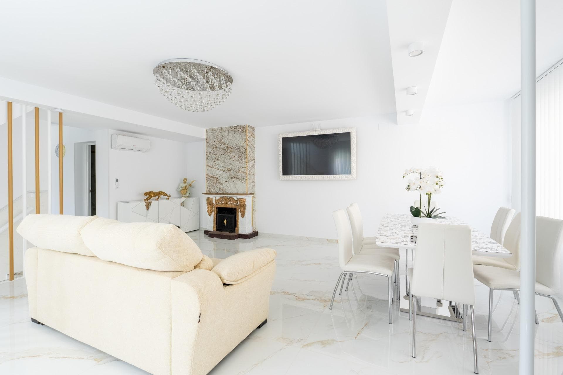 I present to you this semi-detached house with private pool and garage “Two in One” – it consists of two connected but independent houses, ideal for a large family. It is located in Punta Prima, Orihuela Costa, just 400 meters from the sea. Orihuela Costa stands out as a coastal destination with excellent weather and beautiful beaches. This semi-detached house has something special: 2 modern, furnished kitchens and 2 living rooms. It features 4 bedrooms and 3 bathrooms, all with large windows. The southeast orientation of both the bedrooms and the rest of the house allows natural light to fill every room. Additionally, it has a bright terrace with incredible views of the garden and pool. Outside, you’ll find a magnificent heated private pool with sun loungers, perfect for sunny summers, a barbecue area, and a parking space. The entire garden and terrace are equipped with night lighting, creating a magical atmosphere under the stars. Another highlight of this semi-detached house is its solar panels and fireplaces: one traditional and one electric. Taxes (10%, reduced rates of 8% and 6%) Notary fees (approximately €800–€1300) Land Registry fees (approximately €300–€700) Administrative/consulting fees (approximately €900–€1500) NO ADDITIONAL REAL ESTATE AGENCY COMMISSION FEES