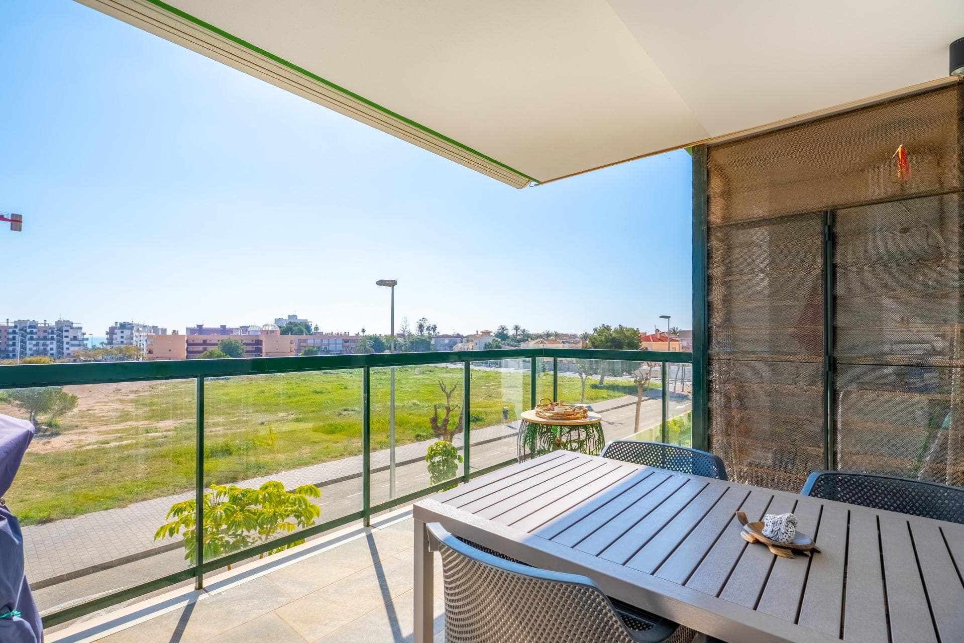 We present to you this modern apartment located in a gated residential complex with green areas and a swimming pool. This is a new-build resale property, in excellent condition and ready to move into. It is situated just 700 meters from one of the best beaches in Mil Palmeras, in the prestigious area of Orihuela Costa. This highly sought-after location is ideal for enjoying the Mediterranean climate, peace and quiet, and an active, healthy lifestyle. The apartment features a comfortable and functional layout, bright and inviting. A spacious south-facing terrace with large panoramic windows and views of the park and the sea makes it an excellent place to relax and enjoy the sunny weather. The modern living room is connected to the dining area and an open-plan renovated kitchen, fully equipped with furniture and appliances. The property includes 2 bedrooms with built-in wardrobes, 2 fully equipped bathrooms, and a private storage room—perfect for keeping the home organized. A private parking space is also included in the price. Excellent location, close to the sea, leisure options, and all essential services. Just 700 meters from the beach, with supermarkets, restaurants, and amenities nearby, and only a 10-minute drive to the Zenia Boulevard. Located in a quiet and safe area, it is perfect for comfortable living. With over 300 sunny days a year and a mild climate, you can enjoy outdoor living, seaside walks, water sports, golf, and social activities. Taxes (10%, reduced rates of 8% and 6%) Notary fees (approximately €800–€1300) Land Registry fees (approximately €300–€700) Administrative/consulting fees (approximately €900–€1500) NO ADDITIONAL REAL ESTATE AGENCY COMMISSION FEES