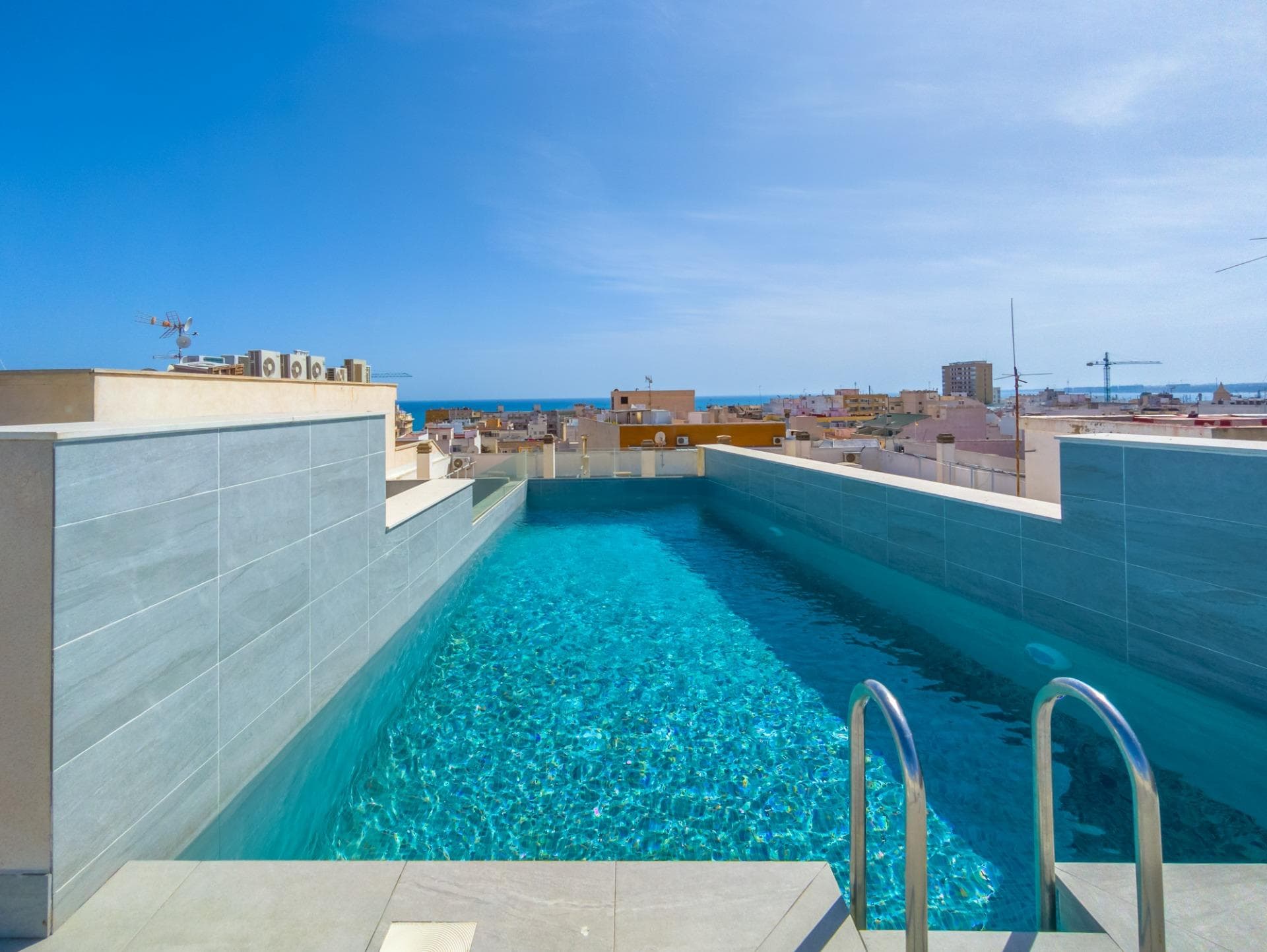 We present this modern apartment located in the center of Torrevieja, one of the most sought-after areas of the Costa Blanca. An ideal location to enjoy the Mediterranean climate, tranquility, and an active lifestyle all year round. Situated in a recently built residential complex, the development offers excellent communal areas, including a shared swimming pool, gym, and sauna. It also features a solarium with stunning sea views, perfect for relaxing and enjoying the surroundings. The property includes a parking space in a garage and a storage room, all included in the price. Its excellent location, just 300 meters from Playa del Cura, allows you to enjoy the sea and all necessary services within walking distance: restaurants, shops, promenade, and leisure areas. The home stands out for its excellent layout and brightness. It features a spacious living room with an open-plan kitchen and dining area, creating a modern and functional space. It also has a glass-enclosed terrace that provides abundant natural light. It offers 2 bedrooms and 2 full bathrooms, modern and comfortable, designed to ensure maximum comfort. A privileged central location in Torrevieja, in a lively area all year round, ideal as a permanent residence, second home, or investment. Everything is just a 5–10 minute walk away. Torrevieja is a coastal city in constant growth, highly valued both for holidays and long-term stays. In recent years, it has experienced significant improvements in infrastructure, with new schools, sports facilities, and modern residential areas. Its Mediterranean climate allows you to enjoy the sea all year round. Taxes (10%, reduced rates of 8% and 6%) Notary fees (approximately €800–€1300) Land Registry fees (approximately €300–€700) Administrative/consulting fees (approximately €900–€1500) NO ADDITIONAL REAL ESTATE AGENCY COMMISSION FEES