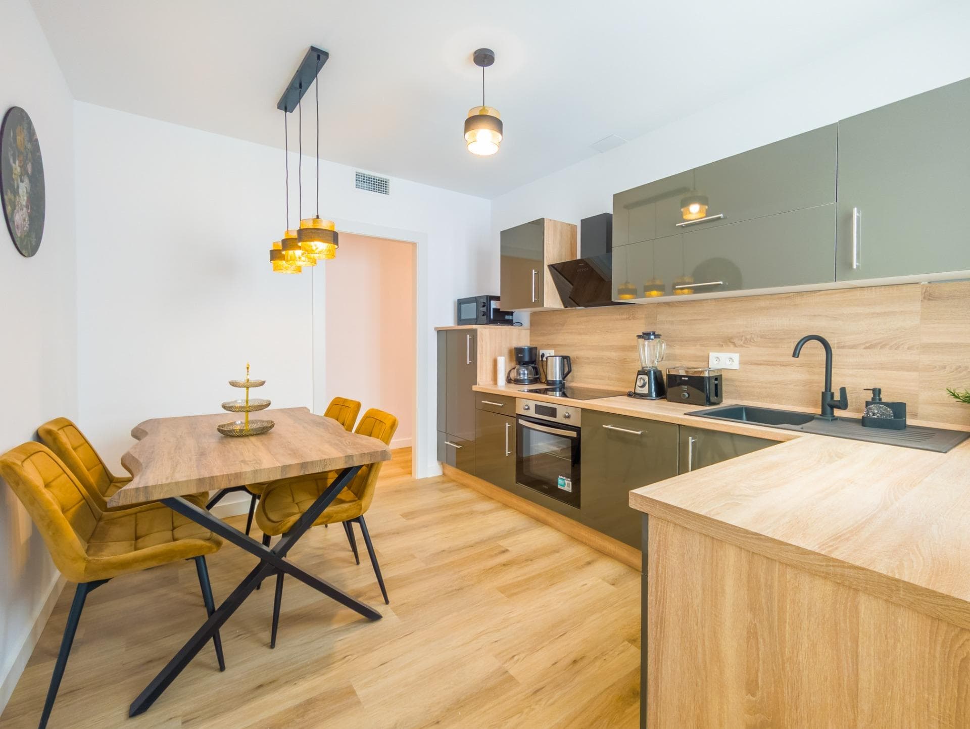 We present this fully renovated south-facing penthouse with sea views, located just 50 meters from Playa del Cura in Torrevieja, one of the most sought-after areas on the Costa Blanca. An ideal location to enjoy the Mediterranean climate, tranquility, and all necessary services throughout the year. The apartment stands out for its incredible proximity to the beach, its south orientation, and its spacious terrace. In addition, the property has been completely renovated and includes brand-new furniture and appliances in the price. It features a bright and spacious fully furnished living room with direct access to a huge south-facing terrace with sea views. The property offers 3 bedrooms and 2 bathrooms, with the master bedroom being en-suite. The bathrooms have underfloor heating, and the apartment is equipped with centralized air conditioning throughout all rooms. The property is located in the center of Torrevieja, just a few steps from the beach. Its excellent central location provides very convenient access to all necessary services such as supermarkets, shops, restaurants, and leisure areas. Furthermore, its privileged setting allows you to enjoy the comfort of having everything nearby together with the pleasant Mediterranean climate. Torrevieja is a constantly growing coastal city, highly valued both for holidays and long stays. In recent years, the city has significantly improved its infrastructure, with new schools, sports facilities, and modern residential areas. Its privileged Mediterranean climate allows residents to enjoy the sea and outdoor activities all year round. Expenses and taxes not included in the price: • Property Transfer Tax (9%, with possible reduced rates of 8% and 6%) • Notary fees (approx. €800 – €1,300) • Land Registry fees (approx. €300 – €700) • Legal/administration fees (approx. €900 – €1,500) NO ADDITIONAL REAL ESTATE AGENCY COMMISSIONS