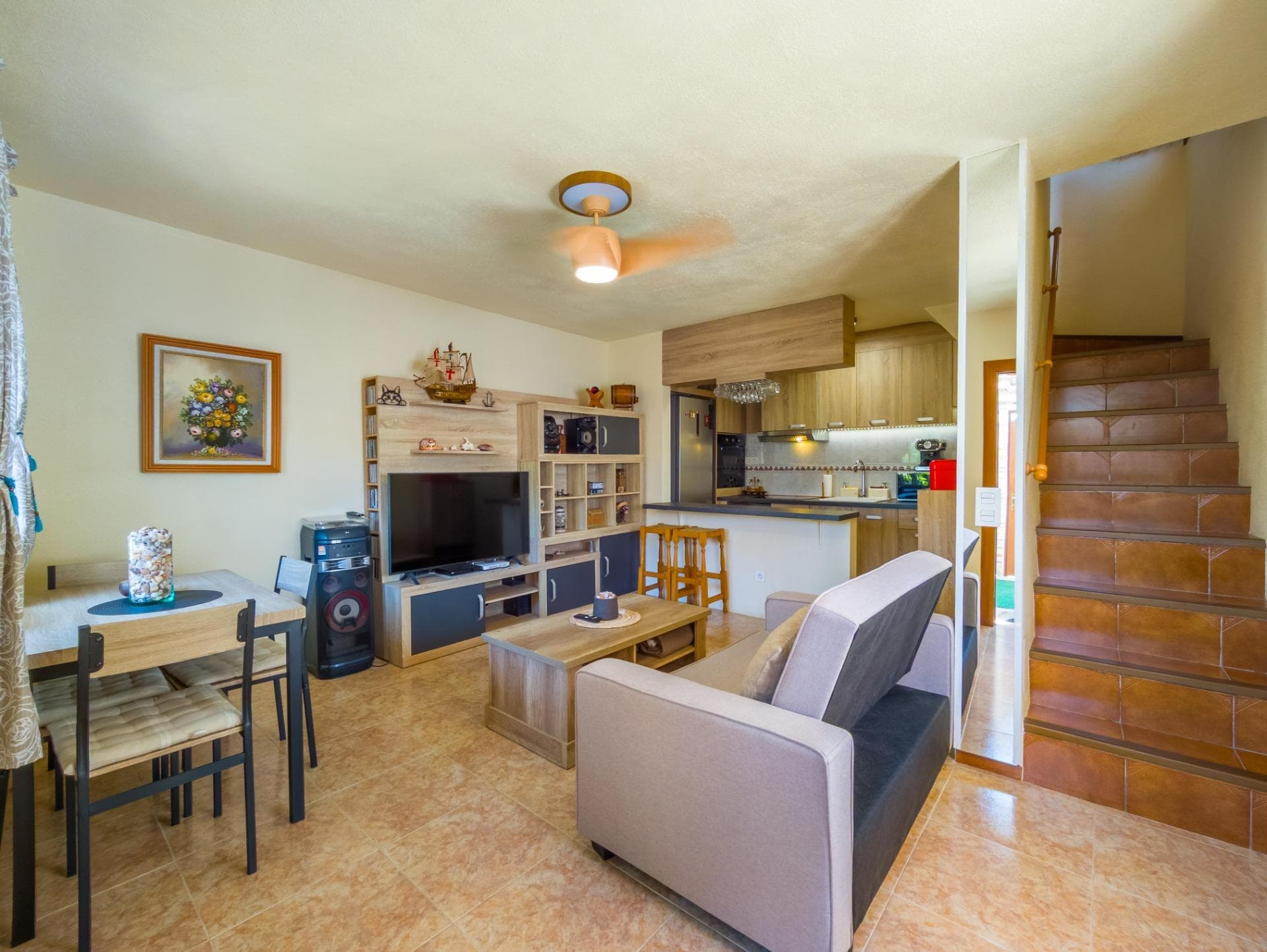 We present this charming townhouse in Nueva Torrevieja, one of the most sought-after residential areas in Torrevieja thanks to its tranquility, excellent location, and fantastic value for money. The property features a bright and cozy private garden, ideal for enjoying the Mediterranean climate all year round, with a relaxation area and private parking space within the plot. On the ground floor, there is a spacious fully furnished living-dining room, together with a semi-independent kitchen fully equipped with appliances, as well as a cozy bathroom on the same floor. The second floor offers 2 furnished bedrooms with access to a bright terrace with open views, in addition to a complete bathroom. The third floor features a third bedroom and access to a spectacular private solarium with a chill-out area and beautiful open views, perfect for relaxing and enjoying the sun. Additional information: The television and sound system are not included in the price. The property is located approximately 800 meters from the beach and is surrounded by all the necessary services for comfortable living: supermarkets, schools, restaurants, public transport, and shopping areas. The area also stands out for its easy parking and excellent connection to the center of Torrevieja and nearby cities. Torrevieja is a constantly growing coastal city, highly valued both as a permanent residence and as a holiday destination, thanks to its Mediterranean climate, beaches, and excellent quality of life throughout the year. Expenses and taxes not included in the price: • Property Transfer Tax (10%, with possible reduced rates of 8% and 6%) • Notary fees (approx. €800 – €1,300) • Land Registry fees (approx. €300 – €700) • Administration/legal fees (approx. €900 – €1,500) NO ADDITIONAL REAL ESTATE AGENCY COMMISSIONS