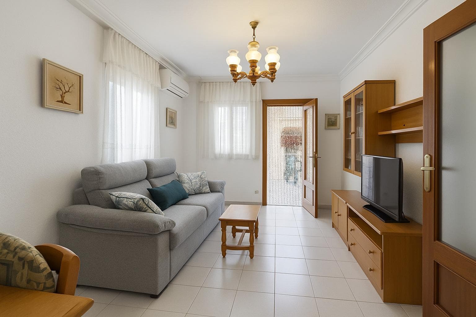 Live by the sea in Torrevieja — just 250 meters from Acequión Beach 🏖️ If you dream of having your own little corner by the Mediterranean, this cozy apartment on Santomera Street is perfect for you. Located on a ground floor that almost feels like a first floor, and just 250 meters from Acequión Beach, you can enjoy the sea every day, take sunset walks, and experience the charm of the coast just a stone's throw from your home. 🏡 2 bedrooms | 1 bathroom | Furnished and equipped 🌴 250 meters from Acequión Beach 🚫 No pool — low maintenance The home is sold fully furnished and ready to move into, ideal for those looking for comfort without complications. It features a bright living room, equipped kitchen, front terrace, and a covered rear patio, which can be used as extra storage. This patio also has a shower. On the other hand, the windows overlook the common area and the unbeatable location, close to all amenities: supermarkets, restaurants, walking areas, and public transportation. ✨ A perfect opportunity to live near the sea or enjoy a relaxing vacation in Torrevieja. 📞 Contact us and come see your new home on the coast.