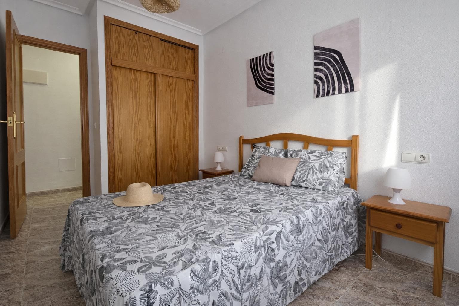 Bright 2-bedroom apartment just steps from the city center Discover this fantastic apartment located in Torrevieja, at Calle Patricio Pérez 103, an ideal location close to all amenities and just minutes from the beach. The property boasts 63 m² of living space, distributed in a functional and comfortable layout: 2 spacious and bright bedrooms 1 full bathroom A welcoming living room with access to a practical balcony A practical and well-designed kitchen It stands out for being a completely exterior apartment, guaranteeing natural light throughout the day, thanks to its east-facing orientation, perfect for enjoying the morning sun. Located on the first floor with elevator access, it's an ideal option as a primary residence, a second home, or an investment property for rental. A unique opportunity in Torrevieja, ready to move in. Don't miss this chance and come visit!