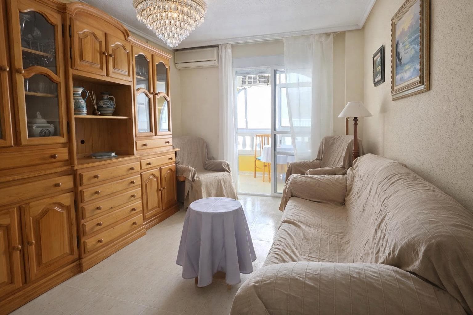 We present this excellent opportunity to acquire a 2-bedroom apartment in a prime location, ideal as a permanent residence, a second home by the sea, or an attractive investment 🏖️ The property stands out for its comfortable and functional layout, offering a pleasant living-dining room with plenty of natural light 🛋️, a separate kitchen 🍽️, a full bathroom 🚿, and two bedrooms perfect for enjoying time with family or entertaining guests in complete comfort 🛏️🛏️ One of its great added values ​​is the installation of double-glazed windows 🪟, an upgrade that provides excellent thermal and acoustic insulation, guaranteeing greater comfort and tranquility throughout the year. Located in a residential complex with a communal pool 🏊‍♀️ and elevator 🛗, this apartment combines location, comfort, and quality of life in one of the most sought-after areas on the coast. 📍 Just 600 meters from Playa del Cura, with all amenities, shops, restaurants, and leisure facilities within easy reach. 🌊 A perfect home to enjoy the Mediterranean with every comfort.