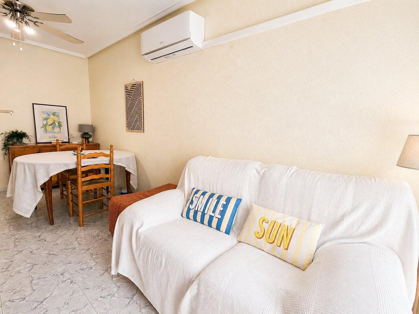 🏡 Discover this magnificent apartment located in the strategic area of Habaneras Avenue in Torrevieja. With a constructed area of ​​60 m² and a functional design, this property features two double bedrooms, both with wardrobes, and a full bathroom that meets all your daily needs 🚿. Its prime location allows you to enjoy the vibrant atmosphere of the city center 🌆; moreover, it's just a few minutes' walk from the beautiful local beaches 🏖️ that characterize this popular coastal town. Ideal for those seeking convenience, as it has a spacious enclosed garage for two vehicles and quick access to public transport 🚍; perfect as a permanent residence or a holiday investment 💼. Don't miss the opportunity to acquire this attractive property near the Mediterranean Sea! 🌊