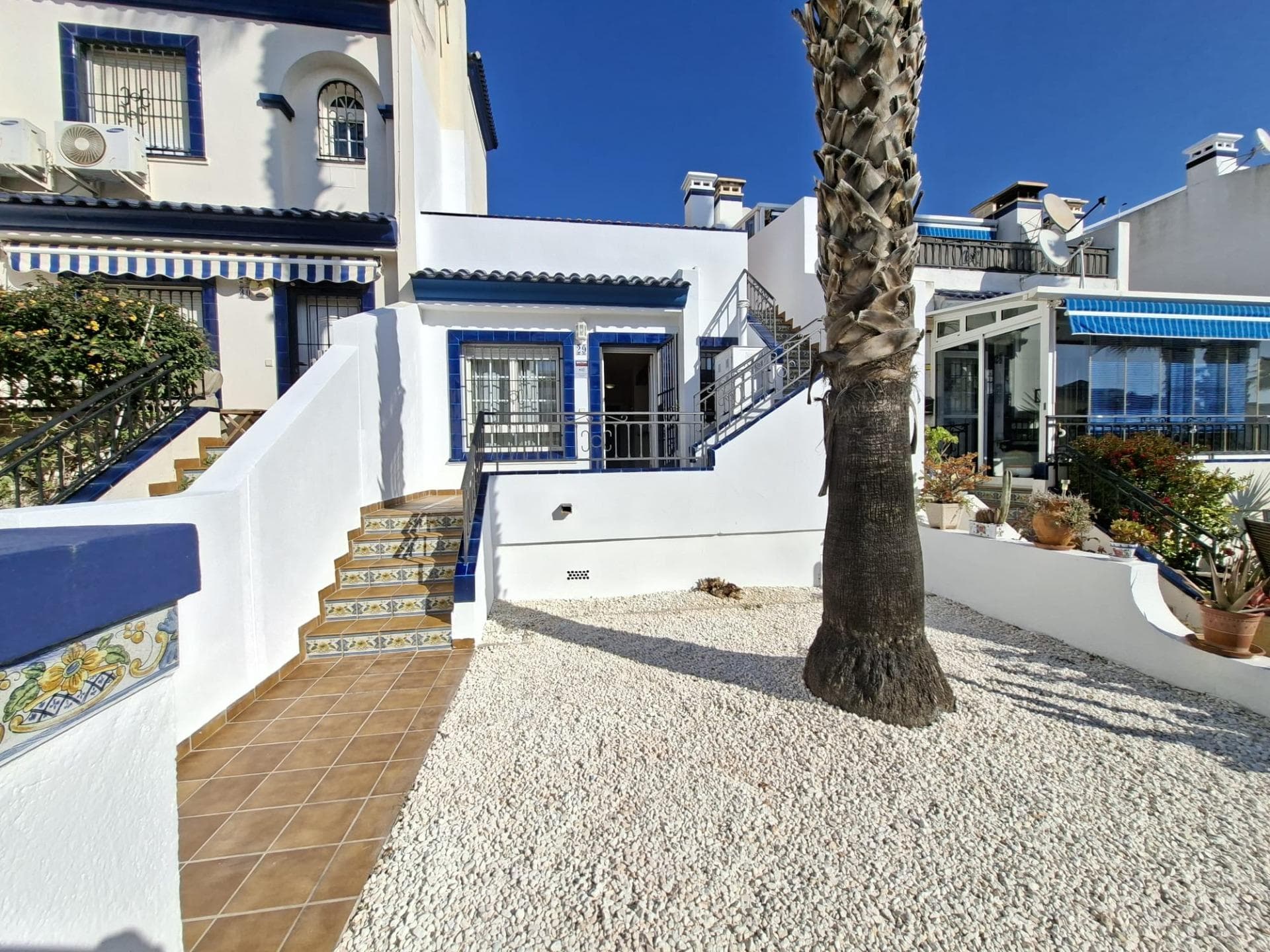 Discover this charming two-story semi-detached bungalow, ideally located on the beautiful Orihuela Costa. 🌞 This exclusive property boasts a private front and back garden and a spectacular 36.67 square meter rooftop solarium, perfect for enjoying the Mediterranean climate. It has been recently renovated and is being sold fully furnished 🏡. The bungalow includes a welcoming living-dining room with a fireplace 🔥, a modern open-plan kitchen equipped with new cabinetry (upper and lower units), a granite countertop, and appliances ready for immediate use: ceramic hob 🍳, oven, and electric water heater. It also features two spacious bedrooms 🎉, each with well-lit built-in wardrobes. The elegantly designed bathroom will make you feel comfortable from the moment you arrive. For climate control, there is air conditioning 💨 in the living room, ceiling fans 🌀 in the bedrooms, and central heating via radiators. The development offers meticulously maintained communal gardens as well as direct access to common areas where you can relax by the pools 🏊‍♀️. Located close to shopping centers 🛍️🤩 and right next to the golf course ⛳🎯, this property is perfect not only for living but also as a holiday investment.