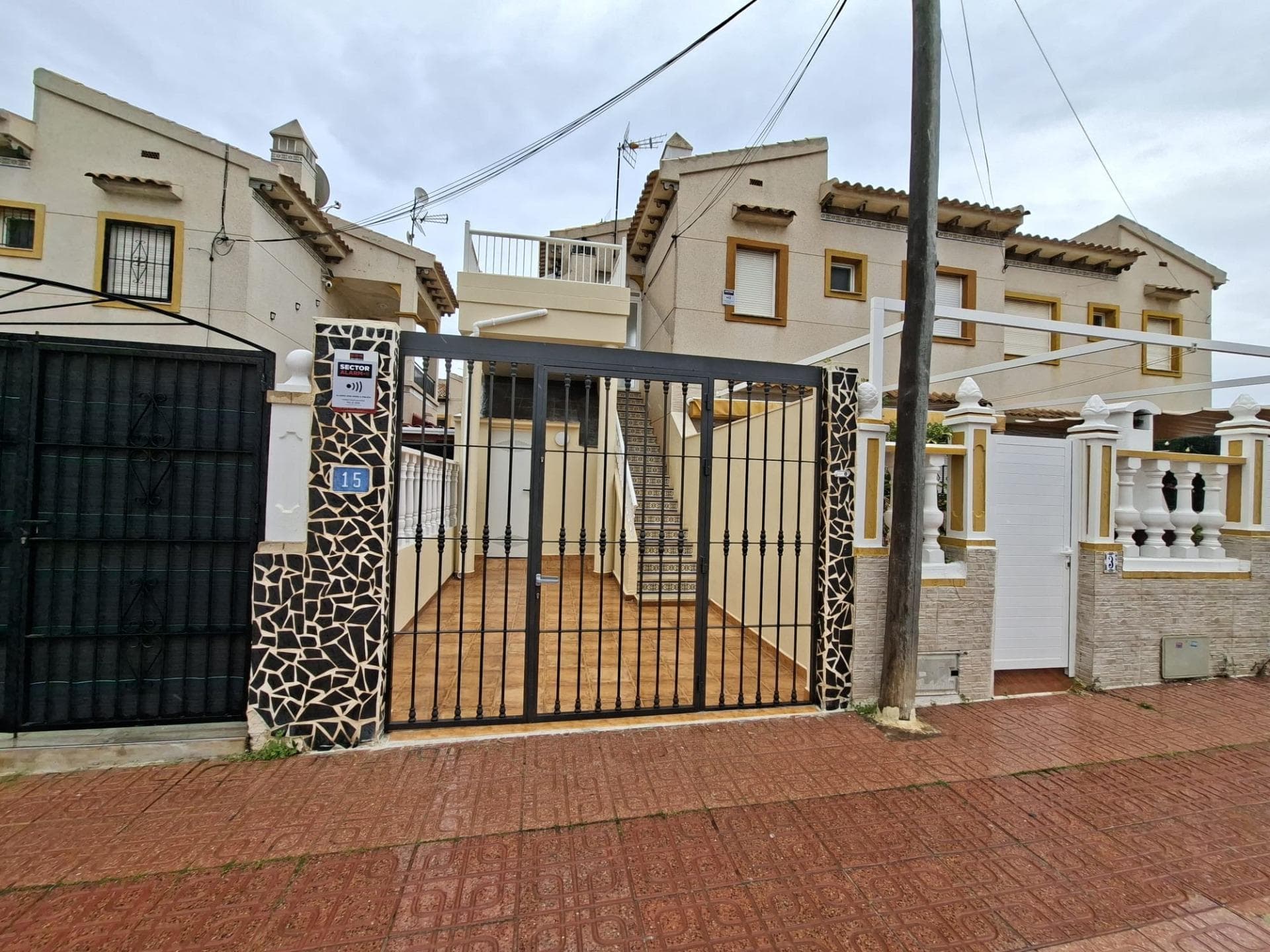 Beautiful, fully renovated bungalow located in the Horizonte Urbanization in La Zenia, one of the most sought-after areas of Orihuela Costa due to its residential atmosphere, proximity to Blue Flag beaches, and wide range of amenities. A comfortable, bright, and move-in ready home, ideal as a permanent residence, second home, or investment on the coast. The property has 51.58 m² of living space, plus a 3.94 m² storage room and a 29.16 m² private garden on the ground floor, paved with tiles and perfect for enjoying the outdoors. The storage room, which houses the electric water heater, is also located on this floor. Access to the property is via an external staircase. Upstairs, a glass-enclosed entrance hall connects to a pleasant terrace with a barbecue and the main entrance of the house. Inside, the apartment features a living-dining room with a glazed balcony, a kitchen with a breakfast bar and brand-new cabinetry, equipped with upper and lower units, a granite countertop, a stainless steel extractor hood, a ceramic hob, and an oven. The property also includes two spacious bedrooms with built-in wardrobes and a full bathroom. In addition, it boasts an exterior balcony with pleasant views and a practical layout that makes excellent use of the space. The complex offers a communal swimming pool and green areas, providing a comfortable and pleasant environment to enjoy the Mediterranean climate. It is located in a well-established residential area with restaurants, bars, shops, supermarkets, and shopping centers nearby, as well as excellent access to the coves and beaches of Orihuela Costa, especially La Zenia Beach and Cabo Roig. Property Tax (IBI): €118.14 per year Garbage Collection: €101.44 per semester Community Fees: €120 per quarter, €40 per month Energy Rating: E A renovated home with private outdoor spaces in a very attractive location in Orihuela Costa. Contact us now for more information or to arrange a viewing!