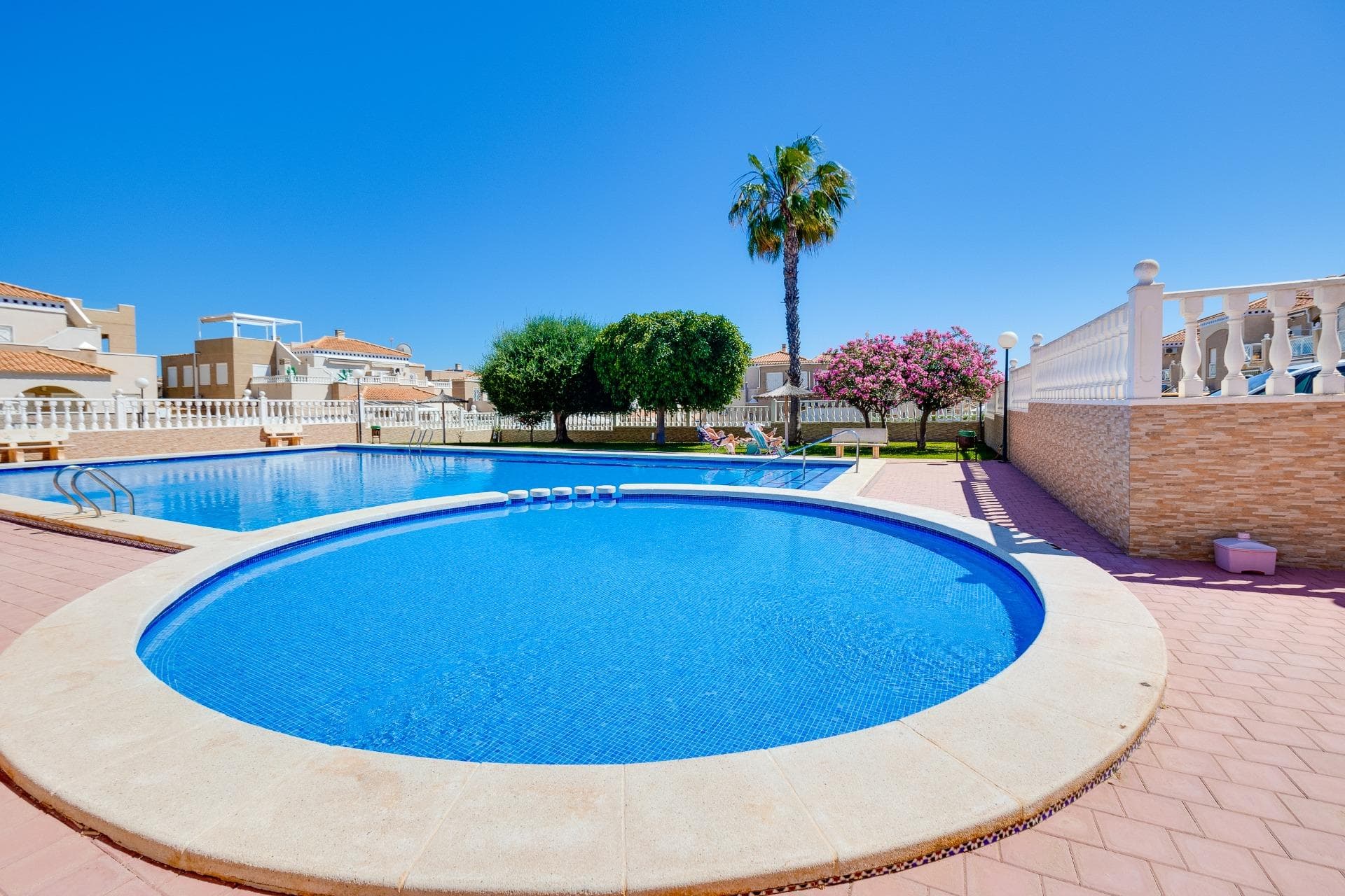 Cozy bungalow in Altos de la Bahía, one of the most sought-after areas of Aguas Nuevas, Torrevieja. A comfortable, bright, and well-maintained home, ideal for those looking for a practical home close to all amenities and ready to enjoy from day one. The property has 60 m² of living space and comprises 2 bedrooms, a living-dining room, a fully equipped kitchen, and a bathroom. It is sold furnished and equipped, allowing you to move in without any additional investment. Its front porch offers a pleasant outdoor space for relaxing, dining al fresco, or spending time with family and friends. Furthermore, although the property faces the same street, it has a parking space within the complex itself, which is an added convenience during peak season. The property is part of a gated community with a communal pool, with monthly community fees of €45. The annual property tax (IBI) is €166.80. Its location in Altos de la Bahía offers easy access to shops, leisure facilities, transport links, and all the amenities you need for daily life, in addition to being situated in a well-established and highly sought-after residential area. A very attractive option as a primary residence, second home, or investment property on the Costa Blanca. Contact us for more information or to arrange a viewing.