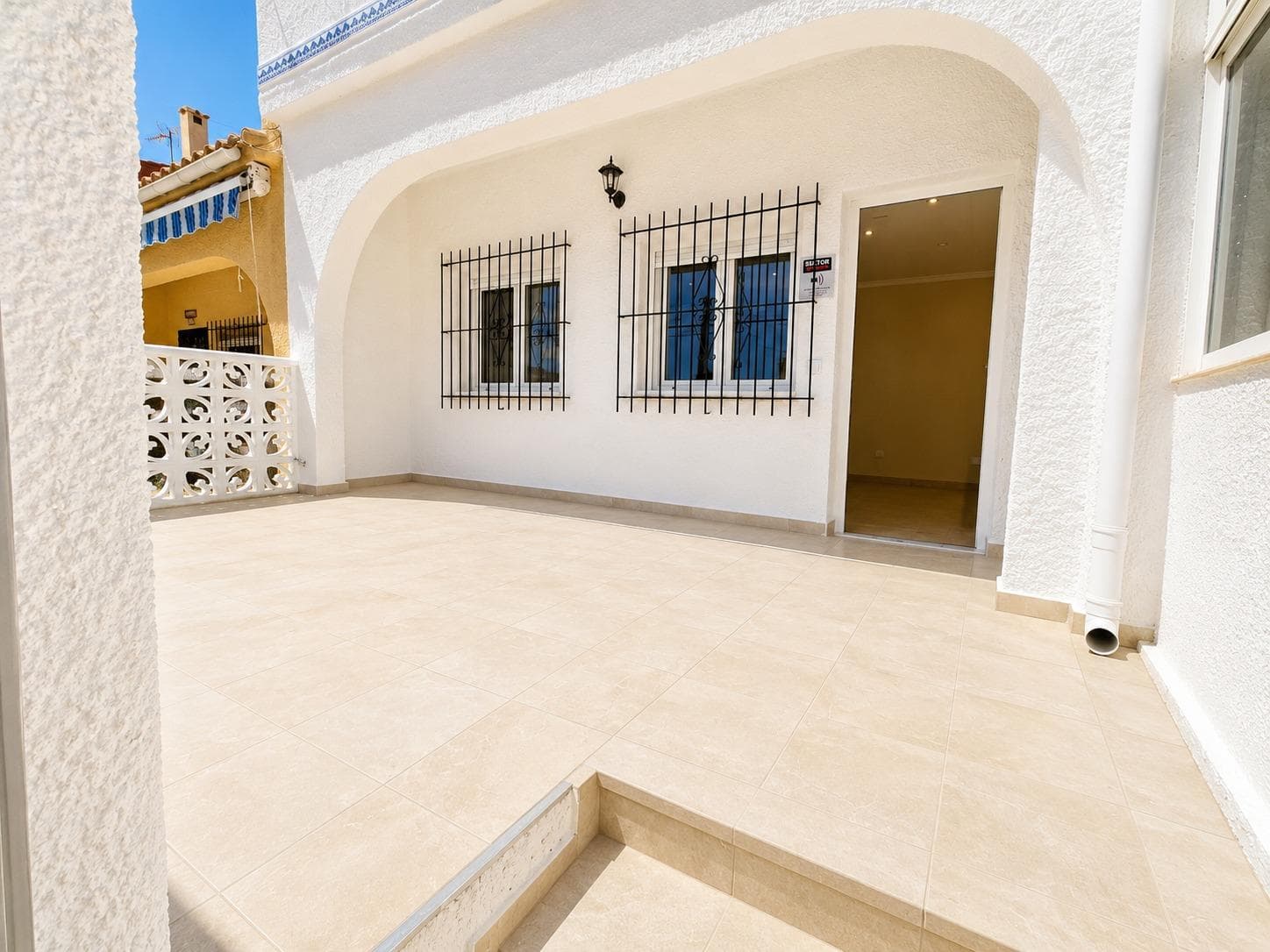 This semi-detached bungalow in San Fulgencio is located in the well-established Marina-Josefina Urbanization, a quiet, comfortable residential area with excellent connections to the main amenities. A practical and welcoming home, ideal both as a permanent residence and for enjoying stays on the Costa Blanca. The property is distributed over two floors plus a rooftop terrace. On the main floor, there is a private front garden, currently paved, perfect as an entrance area or porch, a living-dining room with an integrated kitchen, and a guest toilet. The kitchen features upper and lower cabinets, as well as brand-new appliances: stainless steel extractor hood, ceramic hob, oven, refrigerator, and electric water heater. The upper floor, accessed via an internal staircase, has a spacious bedroom with a built-in wardrobe and an en-suite bathroom. From this room, you can access a balcony that spans the entire facade of the property and, from there, via an external staircase, the rooftop solarium, an additional space perfect for enjoying the Mediterranean climate. The property has 54 m² of living space, plus a 12.37 m² frontage and rooftop solarium. It is ready to move into, with water and electricity services already connected and paid up to date. Its location offers a peaceful residential environment with a multicultural atmosphere and nearby amenities. The Consum Shopping Center, with its supermarket, restaurants, and international bars, is just a short walk away. It also boasts excellent road connections to Elche, Alicante, and the nearby beaches of the Costa Blanca. There are no homeowners' association fees, and the semi-annual garbage collection fee is €47.50. It has an energy rating of C. A functional home with outdoor spaces, ready to be enjoyed from day one. Contact us now for more information or to schedule a viewing.