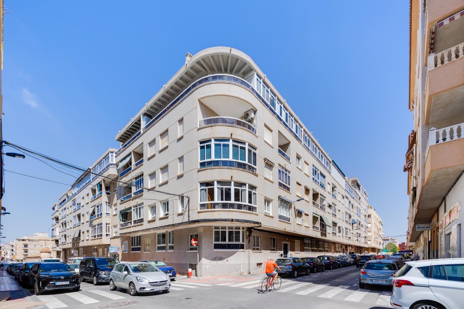 A bright and spacious corner apartment in Calle Moriones 47, just 650 metres from the beach. A comfortable home in Torrevieja, ideal for enjoying the Mediterranean lifestyle, whether as a holiday home, a place for longer stays or a practical property for year-round living. The apartment is located on the first floor of a building with a lift and enjoys a south-east orientation, offering pleasant natural light, especially during the morning. Being a corner property and fully exterior, it feels airy, open and welcoming throughout the day. The property offers 3 bedrooms, 2 bathrooms, a living-dining room, an independent kitchen and a glazed balcony, perfect as an extra space to enjoy a coffee, read, relax or make the most of the mild climate throughout the year. The double-glazed windows add extra comfort and help improve insulation. The building was constructed in 1996 and has 5 floors with a total of 28 homes, giving it a comfortable residential feel. The lift is a practical advantage for everyday use, shopping, luggage or longer stays. One of the key benefits of this property is the private enclosed garage and storage room included. This is a real plus so close to the beach, offering secure parking and useful extra space for bikes, beach equipment, suitcases or personal belongings. The location allows you to enjoy the beach within a short walk, while still having everyday services, shops and local amenities close by. A complete, bright and practical apartment with the space, comfort and extras that make life on the coast much easier. Contact us today for more information or to arrange a viewing.