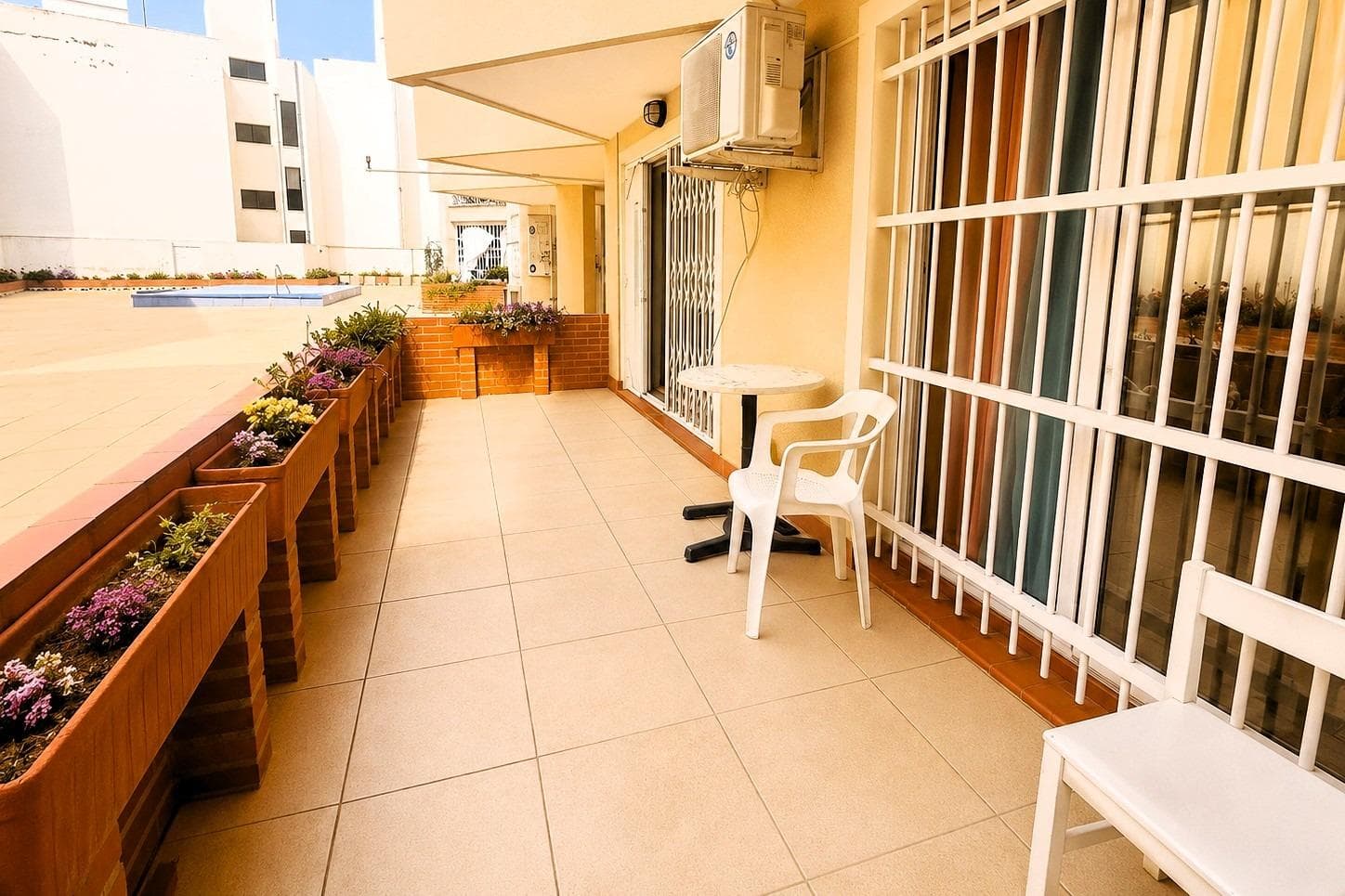 RENOVATED AND BRIGHT APARTMENT (approx. 49 m²) WITH A LARGE TERRACE FACING THE POOL AREA (SOUTH), RIGHT IN THE CITY CENTER WITH ONLY 450 M TO PLAYA DEL CURA! Newly renovated apartment just 450 m from Playa Del Cura – the most popular beach in Torrevieja. Lots of restaurants, bars and cafes just around the corner, close to several supermarkets, and with everything you need within walking distance. Just as perfect to live in all year round as a holiday apartment! KEY FEATURES: –The location – right in the city centre and only 450 m to Playa del Cura. –Large terrace, 16 m², facing south and the communal pool. –Spacious living room with dining area, exit to the terrace, and large open kitchen. –1 spacious bedroom (with large built-in wardrobe), also with access to the terrace. –1 modern bathroom with shower. –Recently renovated and everything is in perfect condition. It is sold fully furnished, ready to move into immediately. OTHER ADVANTAGES: –Modern AC (air source heat pump) for low energy consumption. –Large well-maintained community (184 apartments, 19 business premises, plus garages and storage rooms). –The entire apartment faces the pool area, far away from the street. –Close to several supermarkets (Consum 200 m, Mercadona 350 m). –Very good public transportation – only 300 m to the main bus terminal. –Just over 5 min walk to the beach promenade and 15 min to the port and the new large leisure centre with cinemas, restaurants, etc. –Community fees: approx. €25/month, IBI: approx. €126/year The building is originally from 1995 but was partly rebuilt in 2008 when this apartment got its current form. The apartment has been recently renovated, and everything is in perfect condition. It is being sold fully furnished, ready to move into immediately. The central location close to “the white church" and Playa del Cura is perfect, and you have everything within walking distance. Lots of restaurants, bars, and cafes, supermarkets, 24-hour pharmacy, a 24-hour health centre, and the entire beach promenade. With only 300 m to the main bus terminal, public transportation is also very good, and you can easily get anywhere in the city. And in Torrevieja, with more than 113,000 inhabitants and the third largest city in the province of Alicante, there is of course a complete range of shopping, entertainment, sports facilities, hospitals, schools, and also direct buses to Alicante airport (45 min). Don't miss out on this renovated, bright, and central apartment. Just as perfect to live in all year round as a holiday apartment! Contact us today for a viewing!