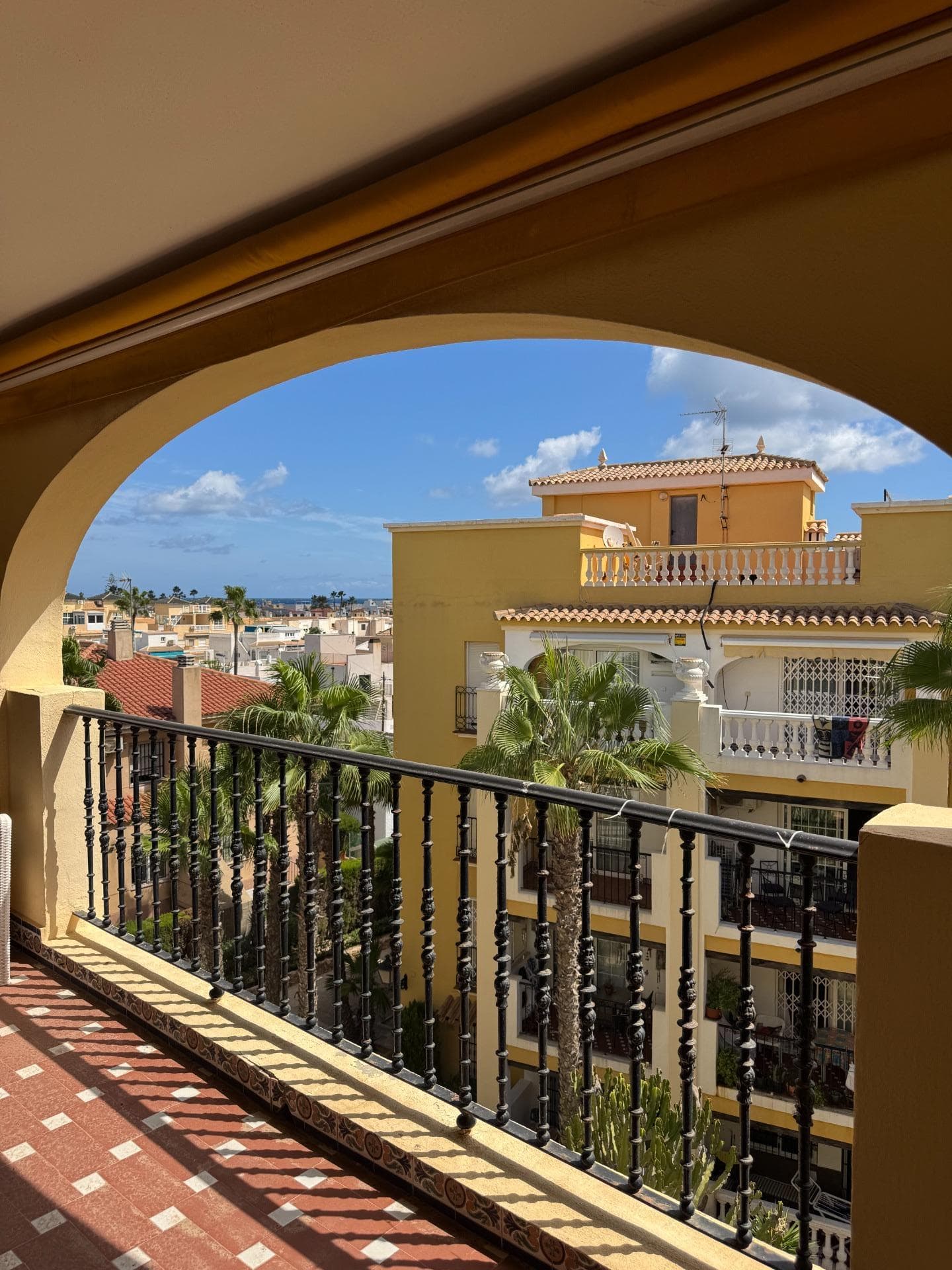 Your seaside oasis awaits! Enjoy Mediterranean living in this charming penthouse, located in the exclusive Aldea del Mar urbanization, just steps from the stunning Playa de los Locos beach. Take advantage of our special price and acquire this gem! NOW €299,000 Key features: Spacious and bright: A perfect space to relax while enjoying breathtaking views that inspire dreams. Fully furnished: This home is ready for you to start your new life worry-free; everything you need is already here. Terrace with views: Ideal for enjoying breakfast outdoors or a drink under a clear, starry sky. Equipped kitchen: Perfect for unleashing your most creative and unforgettable culinary moments. Air conditioning: Guaranteed comfort all year round, ideal whether it's hot or cool; you'll always feel pleasantly cool. Underground parking space included: Forget the stress of searching for parking after a long day enjoying the sun and the beach. Common areas: Exquisite green spaces and a tranquil swimming pool, perfect for enjoying with family and friends. Prime location: Just minutes from the beach, in an area with great potential for appreciation. Close to amenities: Supermarkets, schools, the seafront promenade, and other essential services are just steps away. Property details: Penthouse with 3 bedrooms and 2 bathrooms. 94 m² of living space. Underground parking space included. Area: 36.92 m² Gardened common areas and separate swimming pool with chill-out area. Future development in the area: An excellent investment opportunity with future appreciation potential. Don't miss this unique opportunity. Contact us today and schedule your personalized visit.