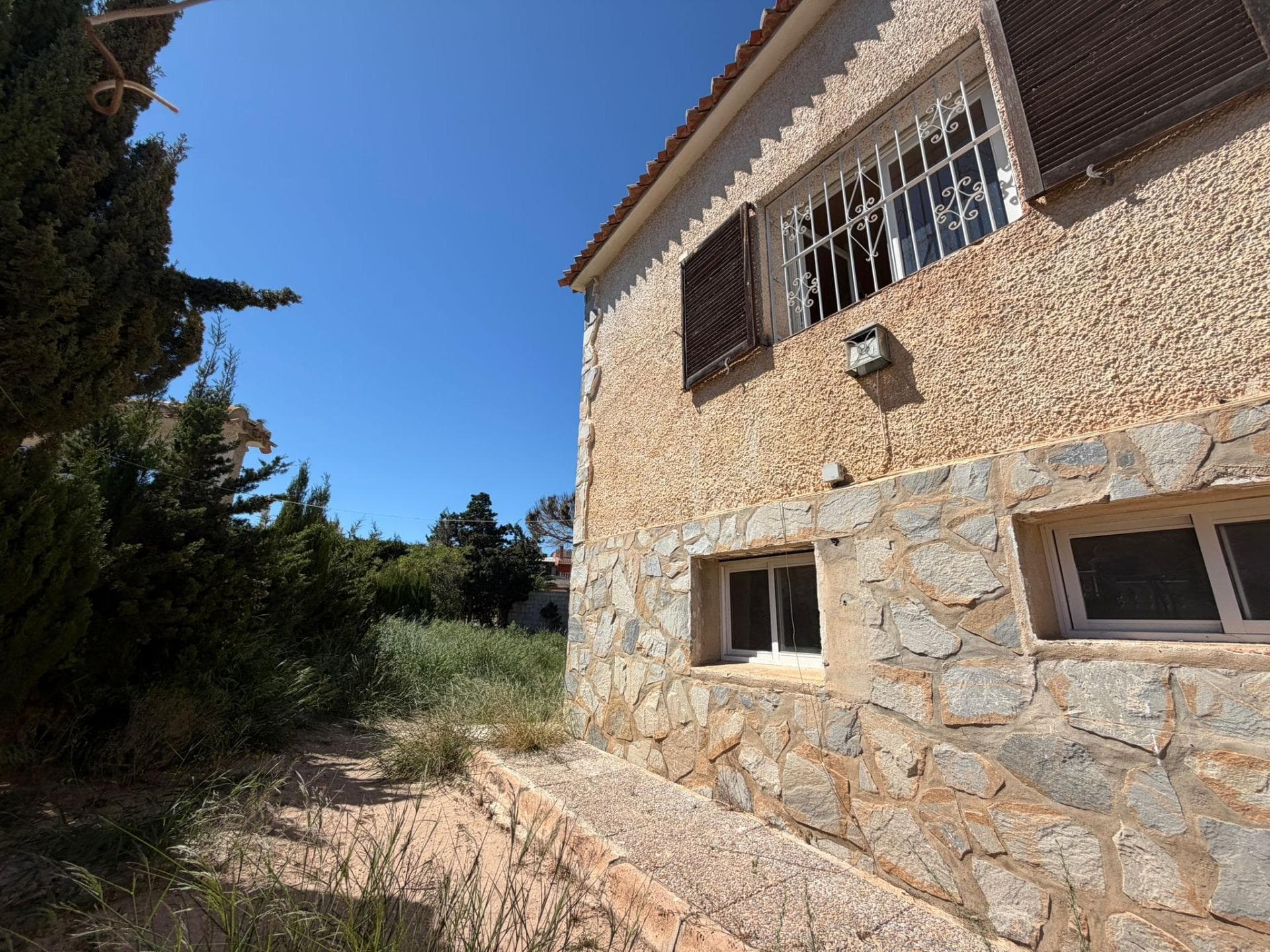 🏡 Detached villa with a large plot in Los Balcones, Torrevieja! ✨ A unique opportunity to renovate and create the home of your dreams! Imagine living in a quiet area, surrounded by nature and with more than enough space for everything you can imagine: garden, pool, leisure area, orchard... This two-story villa located in the sought-after area of ​​Los Balcones offers you the opportunity to make that dream a reality. The home, with a solid structure and plenty of room for renovation, sits on an 830 m² plot, something very difficult to find in the area today. If you're looking for space, independence, and design freedom, this is the place for you. 🔹 Villa layout: ✅ Two independent floors ✅ 4 bedrooms in total – 2 on each floor, perfect for large families or even to divide into two homes ✅ 2 full bathrooms – one on each floor, both with showers ✅ Kitchen on the upper floor – with the possibility of creating another on the ground floor ✅ Large interior spaces with natural light ✅ Parking area within the plot ✅ Large garden with a thousand possibilities: private pool, barbecue area, chill-out area, etc. 📍 Prime location – Los Balcones One of the most valued residential areas in Torrevieja, ideal for year-round living or as a second home. Close to supermarkets, pharmacies, the hospital, bus stops, schools, and just a few minutes' drive from the beaches of Orihuela Costa and the center of Torrevieja. 💡 Why is this property special? Because it offers something that's rare: land, privacy, and potential. You can design it to your liking, expand spaces, create a guest area, or create a double living space. Plus, its orientation and location within the neighborhood provide tranquility without sacrificing connection to the city. 🔑 An investment with a future Whether you want to live in, rent out, or renovate and resell, this chalet is a safe bet. 📞 Don't miss this opportunity! Contact us and schedule your visit. This great project could be your next great home. Make it a reality!