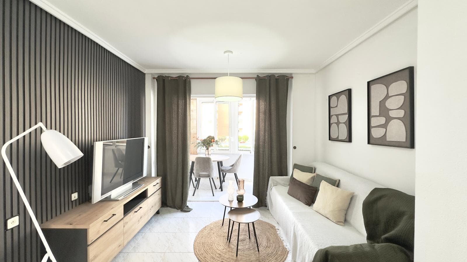 Beautiful Renovated First Floor Apartment with Modern Design – Nueva Torrevieja, Communal Pool, and Glazed Terrace We present this fantastic first-floor apartment located in the coveted area of ​​Nueva Torrevieja. It has recently been completely renovated, boasting an elegant and contemporary modern design, ready to move in and enjoy. The property stands out for its excellent layout and quality details. It has three bedrooms, ideal for families, entertaining guests, or as an office or work area. The bathroom, equipped with a bathtub, combines comfort and functionality. The living area offers an open and welcoming atmosphere, where the living-dining room and kitchen are perfectly integrated into a single open space, providing greater spaciousness and light. The modern and contemporary kitchen connects directly to the glazed terrace, a versatile and protected space, ideal for year-round enjoyment. From the terrace, you can enjoy pleasant views of the communal pool, providing an extra sense of tranquility and well-being. The west-facing home guarantees sun and natural light during the afternoons, making it especially inviting. Furthermore, the development offers its residents a communal pool, ideal for cooling off in the summer months, relaxing, and enjoying a pleasant and safe environment. Located in the quiet area of ​​Nueva Torrevieja, the property is close to all amenities: supermarkets, medical centers, pharmacies, restaurants, and public transportation, and just a few minutes' drive from the beaches and downtown Torrevieja. An ideal home both as a permanent residence and as a holiday investment, with everything you need: modern design, spacious spaces, a communal pool, and a glassed-in terrace.