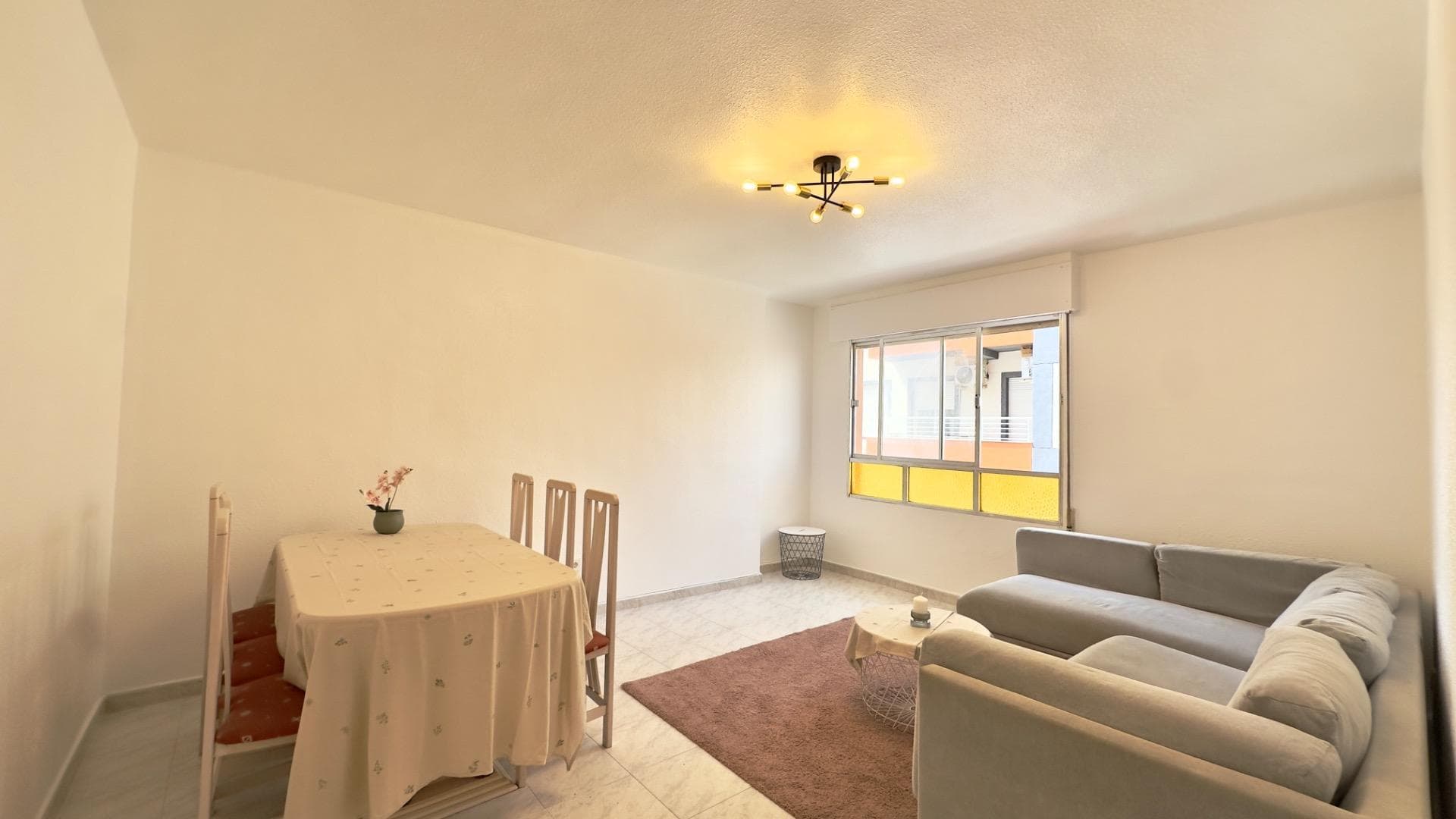 First-floor apartment 500 meters from the beach – Torrevieja We present this cozy apartment located in a prime location, just 500 meters from the beach, allowing you to enjoy the sea and the promenade in just a few minutes' walk. An ideal home for both a primary residence, a second home, or as a high-yield investment for vacation or long-term rentals. Layout and main features Two spacious and bright double bedrooms, perfect for families, couples, or as an extra bedroom for guests. One full bathroom, functional and in good condition. Independent kitchen, well-laid out and with enough space to cook comfortably without interfering with the rest of the home. North-facing terrace, offering a cool and pleasant atmosphere during the warmer months, ideal for breakfast, relaxing, or as an outdoor corner. Location and surroundings The apartment is surrounded by all the necessary services for daily life: supermarkets, pharmacies, public transport, restaurants, and leisure areas. Its excellent location, just minutes from the center of Torrevieja and very close to the beach, makes this property a very attractive option for those seeking comfort, proximity, and quality of life. In short, this is a practical, well-located home with everything you need to enjoy the Mediterranean lifestyle in the heart of Torrevieja.