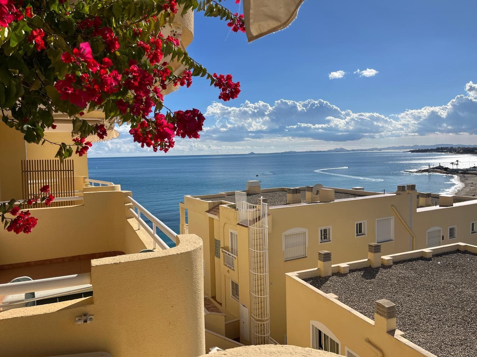 Furnished apartment in Torrevieja designed for those who dream of waking up every day gazing at the Mediterranean, with the dawn light streaming in from the sea and the sound of the waves setting the rhythm of the morning. This home combines sea views, a spacious terrace, a swimming pool, and an interior ready to move into, creating a perfect environment as a primary residence, a second home for vacations, or an investment. From the moment you step inside, it conveys that feeling of "permanent vacation," where the boundary between work, leisure, and summer becomes much more blurred. The sea view is the defining feature of the property. From the terrace, the blue horizon becomes the main backdrop for each day: breakfasts under clear skies, meals with the sun's reflection on the water, and sunsets where the sky is painted in shades of orange and pink as the sea calms. It's easy to imagine an outdoor table with a couple of comfortable chairs, potted plants, and a string of lights that, as night falls, transform the space into a magical corner. Here, you want to sit unhurriedly, put your phone aside, and simply watch the boats move by, the water change color, and the sea breeze refresh the air, even on the warmest days. The terrace isn't just a place to pass through; it feels like a natural extension of the living room. For much of the year, it serves as a second dining room, a seating area, and a relaxation corner. It can be the setting for leisurely breakfasts before heading to the beach, family meals on weekends, or romantic dinners with the lights of the coast in the background. When friends or family come to visit, everyone inevitably ends up on the terrace, drawn by the sea. It's one of those spaces that you actually use, that you enjoy every day, and that makes the home truly special. The residential complex's swimming pool adds another level of enjoyment to this apartment. Being able to go swimming without leaving the complex is a luxury that becomes part of your daily routine: quick dips before lunch, entire afternoons of sun and water during the summer, games with the children, or moments of relaxation floating on an inflatable mattress. For those who come from cities without a sea, the combination of a pool and Mediterranean views is a dream come true. It also becomes a natural meeting point with neighbors, where friendships are forged, children socialize, and the overall atmosphere of the building becomes more welcoming and friendly. Upon entering the apartment, the living area is organized around a spacious and bright living room that connects seamlessly to the terrace. It's the space where most everyday moments unfold: afternoons on the sofa watching a series with the door open to let in the breeze, meals with the family, long after-dinner conversations, or simply relaxing after a morning at the beach. Knowing that the terrace and sea views are just steps away makes even winter days feel special. The separate kitchen offers a practical and peaceful environment to enjoy Mediterranean cuisine and everyday life without mixing smells and noises with the rest of the living room. It's where light breakfasts with fresh fruit, toast, and coffee are prepared, lunches with fish from the Torrevieja fish market, and simple dinners after an intense day of sun and sea.