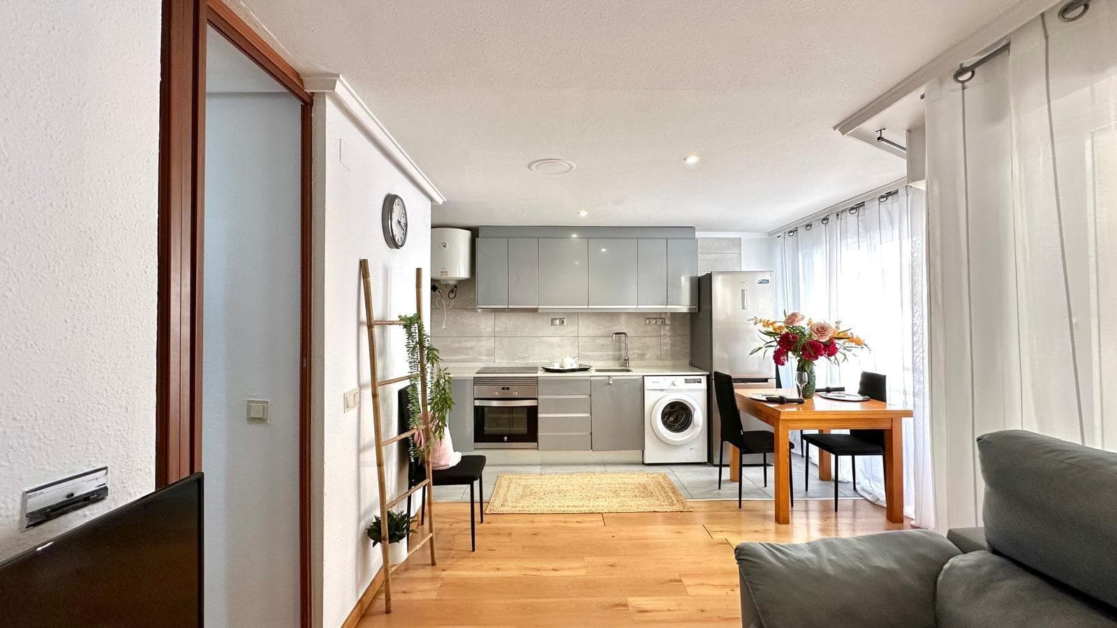 Furnished apartment in the heart of Torrevieja, on Pedro Lorca Street, designed for those who want everything at their fingertips: the beach just minutes away, the promenade, restaurants, shops, and the vibrant urban life that never truly stops. It's the kind of home where you can feel the energy of the coastal city without sacrificing the comfort of a welcoming, bright, and practical space for everyday life. Living here means knowing that you can go for a stroll, have a coffee on a nearby terrace, or spontaneously enjoy dinner out at any time without having to travel far. The open-plan kitchen with a balcony defines the apartment's social and relaxed character. It's easy to imagine mornings starting with the aroma of freshly brewed coffee, some toast, and the balcony door slightly ajar to let in the light and breeze from the city center. While preparing breakfast or lunch, you can look out at the street, watch the neighborhood come alive, listen to the distant conversations of passersby, or simply enjoy that unique blend of city sounds by the sea. The integration of the kitchen and living area creates a seamless flow: the cook isn't isolated, but remains engaged in the conversation, the show playing in the background, or the ambiance of the living room. The balcony becomes a small, private viewpoint overlooking the heart of Torrevieja. It's that cozy corner where you want to step out for a moment with a cup of coffee to get some fresh air, make a phone call, check your phone, or simply watch the street life unfold. In the afternoon, as the sun sets, it transforms into the perfect space to sit for a few minutes and unwind after a long day, feel the warm air, and sense that the city center is still alive. At night, with the city lights on, the balcony takes on a special charm: you hear laughter, footsteps, the occasional passing car, and you feel part of the urban pulse, even without leaving home. The living area, connected to the open-plan kitchen and the balcony, serves as the social hub of the home. Here, everyday moments and special ones abound: afternoons on the sofa watching a movie, study sessions or working from home, get-togethers with friends before heading out for dinner along the promenade, or simply relaxing after a day at the beach. Being furnished makes it easy to imagine the space already furnished: a comfortable sofa, a coffee table, perhaps a bookshelf with books and mementos, and a plant to add life and color. It's an environment that lends itself to both activity and tranquility. The two bedrooms allow the apartment to adapt to different needs. The master bedroom becomes an intimate sanctuary where you can completely disconnect from the hustle and bustle of the city center once you close the door. It's the place you return to at the end of the day to unwind, with pleasant textiles, soft lighting, and personal touches that reflect the person who lives there. The second bedroom offers many possibilities: it can be a children's room, a space for guests visiting Torrevieja for a few days, an office for someone working remotely, or a hobby area for someone who needs their own corner to create, study, or exercise. The bathroom, close to the bedrooms and the living area, is a natural part of the daily routine. It's where you start the morning with a quick shower before heading out, or where you end the night with some hot water and relaxation after a long day. In a centrally located home, having a comfortable and well-situated bathroom makes all the difference between a merely functional house and a home where everyday life is enjoyed more. Pedro Lorca Street is one of those addresses that evokes the authentic life of Torrevieja. From here, you can walk to many key points in the city: the seafront promenade, Playa del Cura or Los Locos beaches, cafes, supermarkets, and pharmacies.