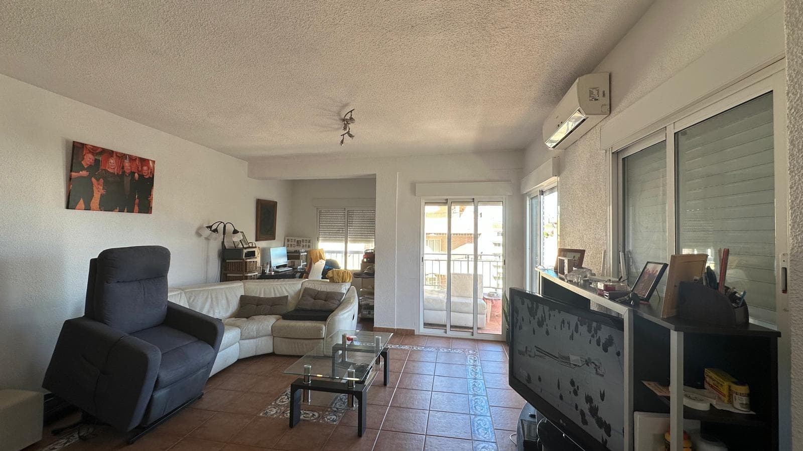 This apartment offers a seaside living experience. Its proximity to the beach allows you to enjoy spontaneous strolls along the shore, moments of tranquility gazing at the horizon, or relaxing afternoons in the sun. Having the Mediterranean just a few minutes' walk away transforms your daily life and turns every day into an opportunity to enjoy the surroundings. One of the most special features of the property is its terrace. In climates like that of the Costa Blanca, where mild temperatures prevail for much of the year, having an outdoor space becomes a true privilege. The terrace allows you to enjoy the fresh air, share moments of relaxation, or simply contemplate the Mediterranean atmosphere that characterizes the area. The apartment has three bedrooms, which provides great versatility. This type of layout allows it to easily adapt to different lifestyles. It can be an ideal home for a family seeking space and comfort near the sea, for a couple who want to enjoy a spacious home, or for those who want an additional room for guests or personal activities. The fact that it's being sold furnished greatly simplifies the move-in or investment process. From day one, the property is ready to be used and enjoyed, which is especially convenient for those looking for a second home or for those wanting a property ready to start a new chapter. Torrevieja is a city that invites you to live outdoors. The seafront promenade, plazas, and terraces become meeting places where residents and visitors enjoy the climate and relaxed atmosphere that characterize the city. Walking through its streets means discovering small shops, charming cafes, and restaurants where Mediterranean cuisine blends with flavors from around the world. The proximity to the sea also provides a constant sense of well-being. The sound of the waves, the sea breeze, and the vast horizon create an environment that fosters relaxation and rest. Living near the water has a special effect on mood, bringing calm and balance to daily life. This apartment presents itself as a place where it's easy to imagine new beginnings. Its spaces invite you to create memories, share moments with family or friends, and enjoy the tranquility offered by a home close to the beach. The terrace once again becomes the heart of the daily experience. It's a place where time seems to stand still. It can be the setting for a leisurely breakfast as the city awakens, an al fresco lunch, or a relaxed conversation at the end of the day. Torrevieja also stands out for its wide range of activities. Throughout the year, cultural events, markets, festivals, and outdoor activities fill the city with life. This combination of tranquility and dynamism means that every day offers new leisure and entertainment options. The city also boasts unique natural spaces. The famous Torrevieja salt flats, with their characteristic pink hues, are part of a singular landscape that attracts visitors from all over the world. These natural environments allow you to enjoy walks, trails, and moments of connection with nature without straying too far from the city center. The apartment perfectly reflects this balance between city and nature. On the one hand, it offers the convenience of having all amenities nearby. On the other hand, it allows you to enjoy the proximity to the sea and the feeling of freedom that comes with living in a coastal environment.