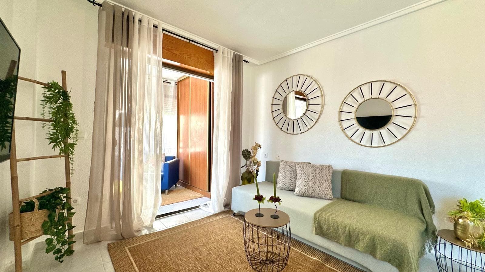 We present this charming 1-bedroom, 1-bathroom apartment located in the quiet and sought-after La Siesta area of ​​Torrevieja, a perfect location for those seeking a relaxed residential environment without sacrificing proximity to all amenities and just minutes from the city center and beaches. This property is ideal for year-round living, enjoying a second home on the Costa Blanca, or making a real estate investment, as it is sold fully furnished, allowing you to move in from day one without any additional expenses. The La Siesta area is known for its peaceful atmosphere, residential character, and excellent connections to the center of Torrevieja and the city's main access roads. It is a highly valued area for both local residents and international buyers seeking a more relaxed lifestyle near the sea. The apartment offers a comfortable and functional layout that makes the most of every space, creating a welcoming and pleasant environment. Upon entering the property, you'll find a bright living-dining room, a space designed for comfort and socializing. This room becomes the heart of the home, a perfect place to relax after a day of work, watch a movie, read, or share moments with friends and family. Thanks to its well-designed layout, the living room allows for different zones within the same space, such as a relaxation area with a sofa and television, as well as a dining area where you can enjoy meals together. The natural light streaming through the windows creates a feeling of spaciousness and well-being, fostering a warm and inviting atmosphere throughout the day. The practical and functional kitchen is equipped with everything necessary for daily use. It features furniture and appliances that allow for comfortable cooking, as well as ample storage space to keep everything organized. Its efficient design facilitates movement within the space and allows you to make intelligent use of every corner, making cooking a simple and enjoyable task. The apartment also boasts a spacious and comfortable bedroom, designed to ensure rest and tranquility. This room has enough space for a double bed, wardrobes, and other auxiliary furniture, creating an intimate and relaxing environment. It's the perfect place to disconnect and recharge after a day enjoying the sun and sea on the Costa Blanca. The fully equipped bathroom, in good condition and functional, has everything you need for daily use. Its layout is designed for comfort and ease, making it a practical space within the home. One of the great advantages of this property is that it is sold fully furnished, which represents significant savings for the buyer. This allows you to move in immediately or start renting the property without needing to make any additional investments. For those looking for an investment property, this apartment represents an excellent opportunity, as one-bedroom apartments are in high demand for rentals, especially in quiet and well-connected areas like La Siesta. The La Siesta area offers an excellent quality of life. It is a peaceful residential neighborhood where you can enjoy a relaxed pace of life, surrounded by nature and with all the necessary amenities nearby. In the vicinity of the apartment you will find supermarkets, restaurants, cafes, pharmacies, medical centers, parks and public transport, allowing you to carry out all your daily activities with ease.