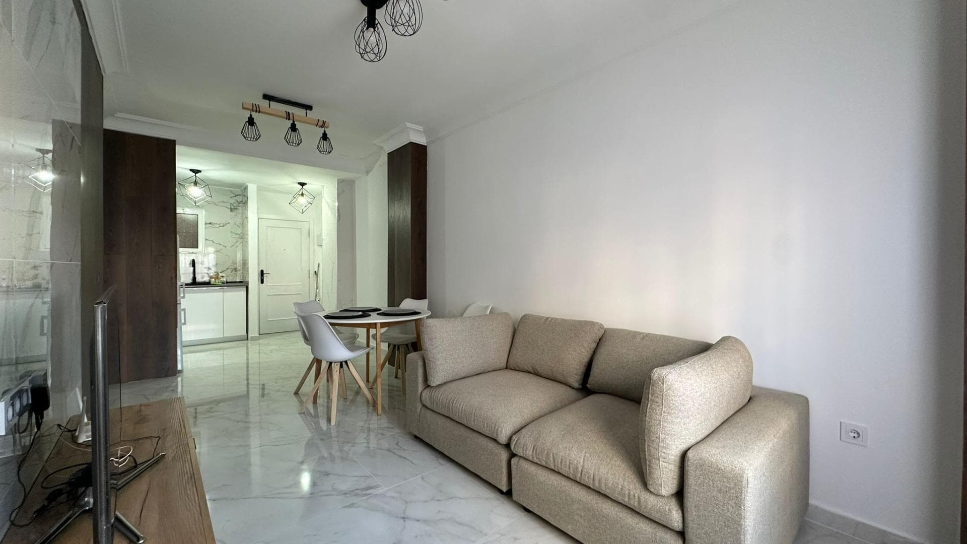Imagine living in the heart of Torrevieja, where everything happens around you and every day you feel like you're in the perfect place. This ground-floor apartment is more than just a home; it's an opportunity to enjoy a comfortable, practical life full of possibilities in one of the city's most dynamic and sought-after areas. From the moment you step inside, this property exudes a sense of warmth and well-being that's hard to describe. It's the kind of home that makes you feel comfortable the moment you walk in, where everything invites you to relax and enjoy everyday life without complications. Here, life becomes simpler, more accessible, and above all, more enjoyable. Living in the city center means forgetting about the car, long commutes, and the need to plan every move. Here, everything is within easy reach. You can go for a stroll and find yourself surrounded by vibrant streets, cozy cafes, shops, supermarkets, and all the services you need for your daily life. It's a freer, more spontaneous way of living, more connected to your surroundings. This ground-floor apartment is perfect for those seeking true comfort. Its easy access makes it an ideal option for all types of people: from those who want to avoid stairs to those who value practicality in their daily lives. It's a home designed to be enjoyed without barriers, where every day flows naturally. The atmosphere in this property is warm and welcoming. It's a space where you can disconnect from the outside world whenever you need to, but knowing that, just steps away, a whole world awaits you. It's that perfect balance between tranquility and dynamism that few homes manage to offer. Furthermore, being right in the city center adds immeasurable value. Not only for the convenience, but also for the quality of life it provides. Being able to walk down to the street and have everything close by is a luxury that, over time, becomes essential. It's the difference between living in a house and living in an environment that truly makes life easier. This property also stands out for its versatility. It's ideal both for those looking for a primary residence and for those who want a second home on the coast. Even for investors, it represents an excellent opportunity, as demand in the center of Torrevieja is consistently high. It's an area that never goes out of style, always vibrant, and with a continuous flow of people interested in living or spending time here. Another important aspect is the sense of security and stability that the surroundings offer. Living in a well-established area, with year-round activity, provides peace of mind and confidence. It's not a seasonal area, but rather a place where there's always activity, readily available services, and an active community. Natural light and the Mediterranean atmosphere play a fundamental role in this property. Every day becomes a pleasant experience, with mild temperatures and a quality of life that's hard to match. It's the kind of place you want to be, where time seems to slow down, and where you can calmly enjoy every moment. It's also an excellent option for those seeking a smart investment. Ground-floor apartments in the city center are in high demand, both for rentals and resale. It's a property that combines location, functionality, and appeal, making it a safe bet in today's real estate market. But beyond the numbers or practical advantages, what truly makes this home special is what it conveys. It's the kind of place where you can imagine your life, where you envision your routine, where you project everyday moments filled with tranquility and well-being.