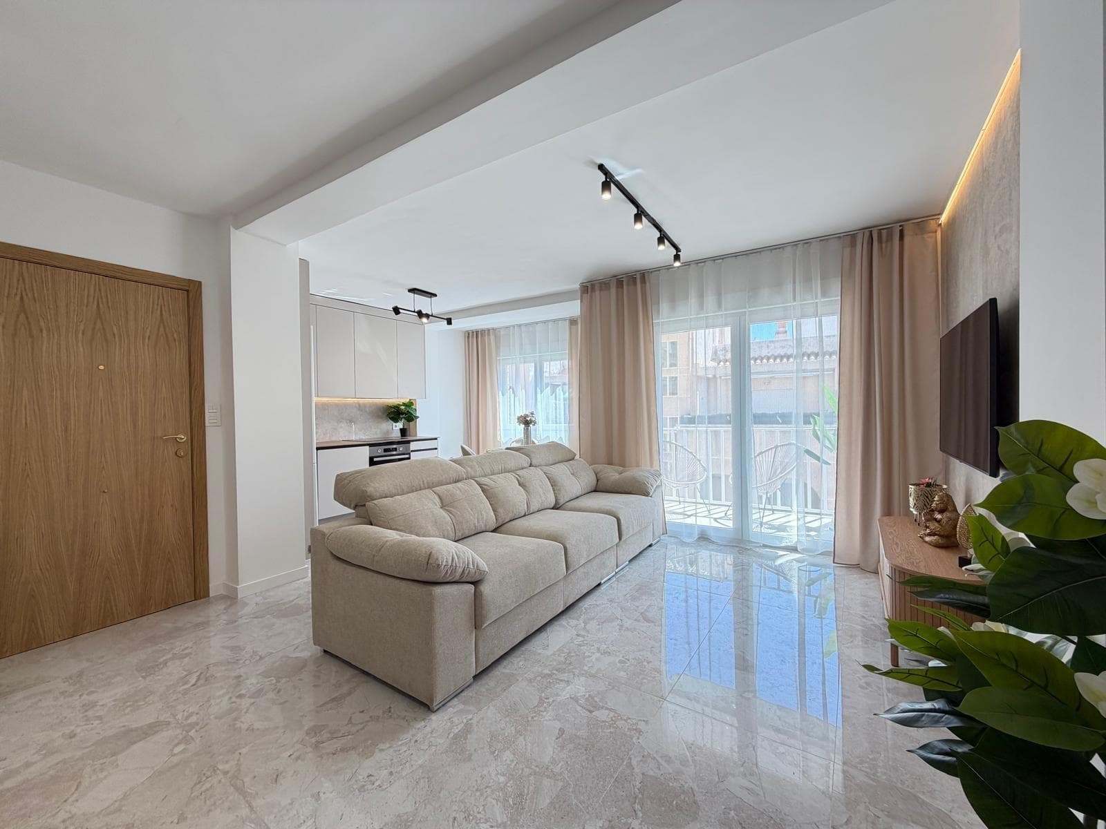 ✨ Renovated Penthouse Just 250 Meters from Playa del Cura – Torrevieja We present this spectacular top-floor apartment, completely renovated with high-quality materials and luxury finishes. The property boasts 92 m² of living space, perfectly distributed as follows: • 3 spacious bedrooms • 1 modern bathroom with underfloor heating • Bright living room with excellent natural light The apartment is sold fully furnished, as seen in the photographs – ready to move in or as an immediate investment. A storage room is also included in the price, providing extra convenience and space. Located just 250 meters from Playa del Cura, in one of the most sought-after areas of Torrevieja. 💎 A unique opportunity for those seeking quality, location, and comfort on the Costa Blanca.