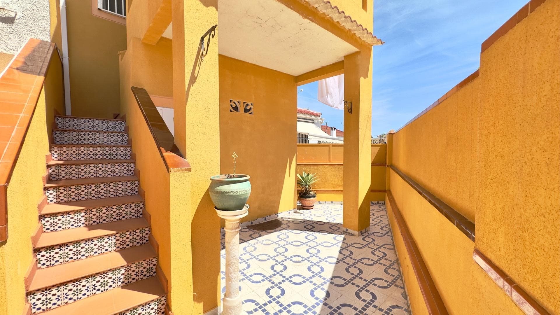 We are delighted to present this charming bungalow situated in the sought-after Torretas 3 area, a location that combines residential tranquillity with proximity to all essential amenities, making it an ideal choice for both a permanent home and a holiday investment. The property stands out for its prime south-facing aspect, a highly prized feature in the Mediterranean climate, as it guarantees exceptional light throughout the day. Thanks to this aspect, the home enjoys a constant influx of natural light, creating warm, welcoming and energy-efficient spaces. The Mediterranean sun takes centre stage here, bringing a sense of well-being and comfort to every corner of the home. The bungalow boasts a functional and well-designed layout. It features two bedrooms, both offering a peaceful and pleasant atmosphere, ideal for relaxation as well as for accommodating different family or guest requirements. The fully equipped and practical bathroom is designed to provide everyday convenience. One of the most attractive features of this property is its outdoor patio, a versatile space that considerably expands the possibilities for enjoyment. This outdoor area is perfect for relaxing, spending time with family, hosting al fresco lunches or dinners, or simply enjoying the area’s wonderful climate all year round. The patio thus becomes a natural extension of the home, adding significant value. The property is situated in an established, well-connected area with easy access to shops, transport, leisure facilities and essential services, facilitating a comfortable and practical lifestyle. Furthermore, its surroundings offer an ideal balance between tranquillity and vibrancy, catering to both those seeking relaxation and those desiring an active lifestyle. In short, this bungalow represents an excellent opportunity for those who value natural light, outdoor spaces and a strategic location in a Mediterranean setting. Its combination of features makes it a very attractive option for enjoying a cosy, functional home with great potential. Don’t miss the chance to discover this magnificent home and all it has to offer.