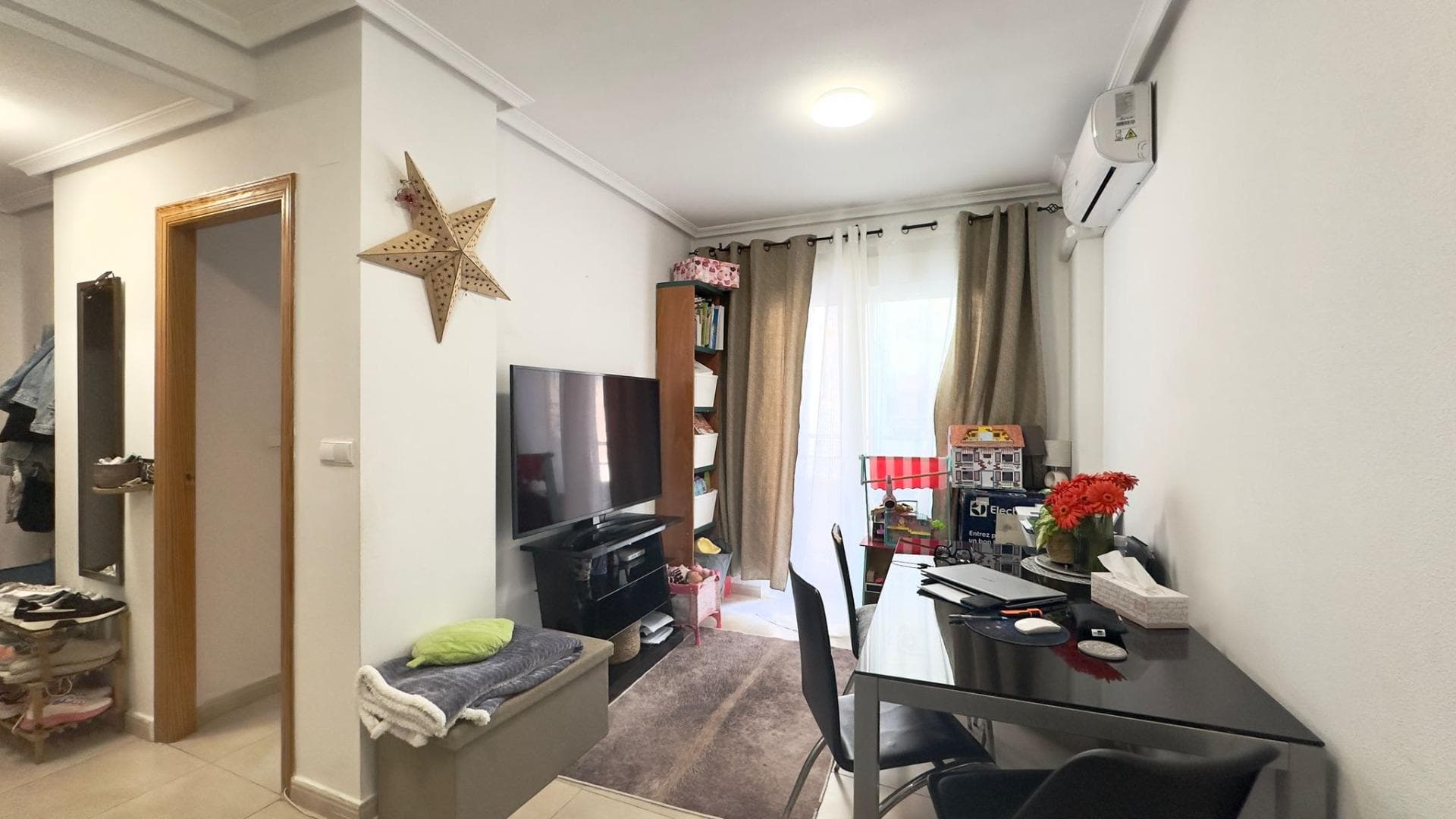 We are pleased to present this excellent opportunity to purchase a cosy flat situated right in the heart of Torrevieja, a prime location that allows you to enjoy all the amenities, shops, restaurants and leisure facilities just a short walk away, without the need for a car. The property is just 800 metres from the sea, making it an ideal choice for both a permanent home and a holiday home. Its proximity to the coast allows you to easily enjoy seaside walks, beaches and the characteristic Mediterranean lifestyle all year round. The property has one bedroom, designed to offer a comfortable, functional and peaceful space, perfect for relaxation. The fully fitted and well-laid-out bathroom offers practicality and comfort in everyday life. One of the standout features of this property is its west-facing orientation, which provides excellent natural light for much of the day, particularly in the afternoon. This feature allows you to enjoy a warm and bright atmosphere, as well as pleasant sunsets, creating a particularly cosy atmosphere inside the property. Furthermore, the flat is fitted with air conditioning, ensuring an optimal temperature during the warmer months and adding value in terms of comfort and liveability. The combination of a central location, proximity to the sea, good orientation and facilities makes this property a highly attractive option both for those seeking a functional home and for investors interested in a property with high rental demand. In short, this is a practical, bright and well-located home that meets all the necessary conditions to fully enjoy life on the Mediterranean coast. Don’t miss out on this opportunity and discover the full potential this flat has to offer.