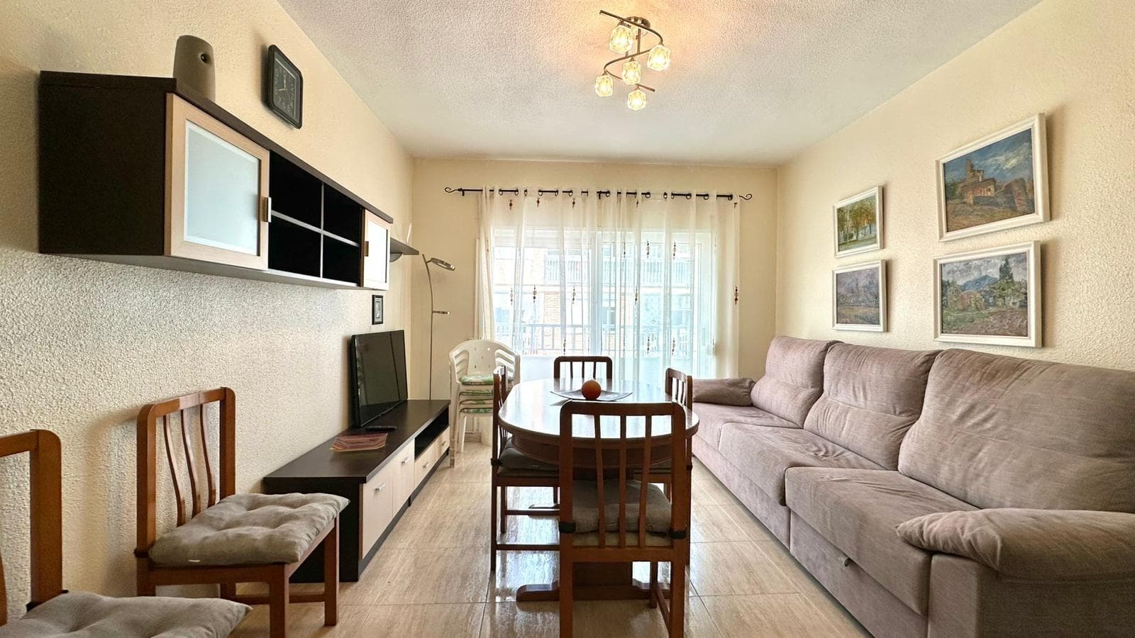 Spacious apartment for sale in Torrevieja, near the bus station, a quiet and well-equipped area with all amenities. 🏡 Main Features: • Total area: 98 m² • Layout: 3 bedrooms and 1 bathroom • Year built: 1970 • Distance to Playa del Cura beach: 500 meters 🌇 Views and Location: • All windows face the exterior • Very bright and spacious apartment ❄️ Amenities: • air conditioning (heating/cooling) 📍 Location: The bus station area offers: • Schools and nurseries • Health center • Supermarkets and shops • Good connections to the city center and the Beach An excellent option for both permanent residence and rental investment.