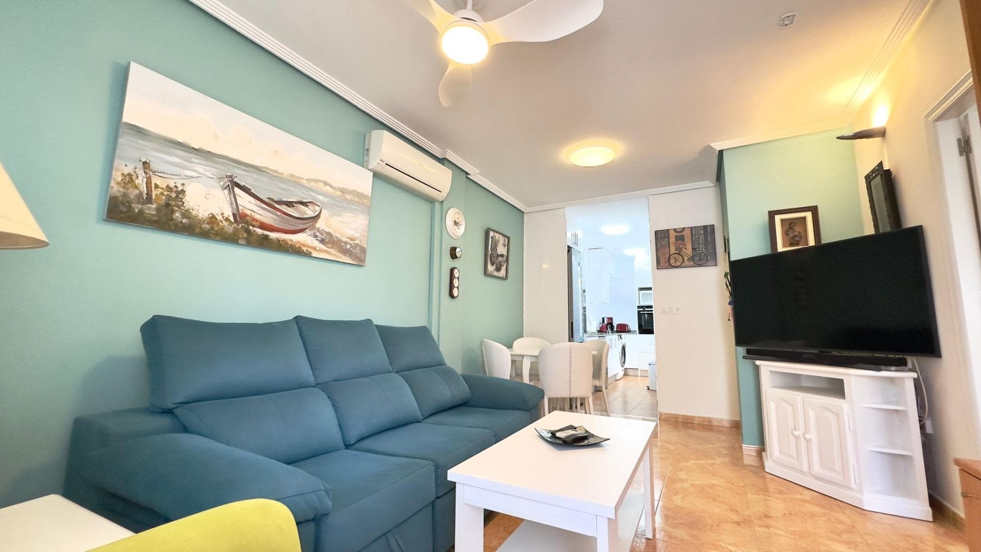 ✨ FULLY RENOVATED GROUND FLOOR BUNGALOW WITH TOURIST LICENSE AND COMMUNAL POOL IN TORREVIEJA ✨ 2 bedrooms | €197,900 We present this beautiful, fully renovated ground floor bungalow, an ideal property for year-round enjoyment or as an investment. 🌴☀️ It features 2 bedrooms, 54 m² of living space (excluding the terrace) and 61 m² of total built area, with a well-distributed, welcoming layout, ready to move into. It also includes access to a communal pool 🏊‍♀️ and a tourist license, making it an excellent opportunity as a permanent residence, holiday home, or profitable investment. Expenses: • Community fees: €41/month Property tax (IBI): €146/year Garbage collection: €112/year A charming property, tastefully renovated and ready to be enjoyed from day one. ✨