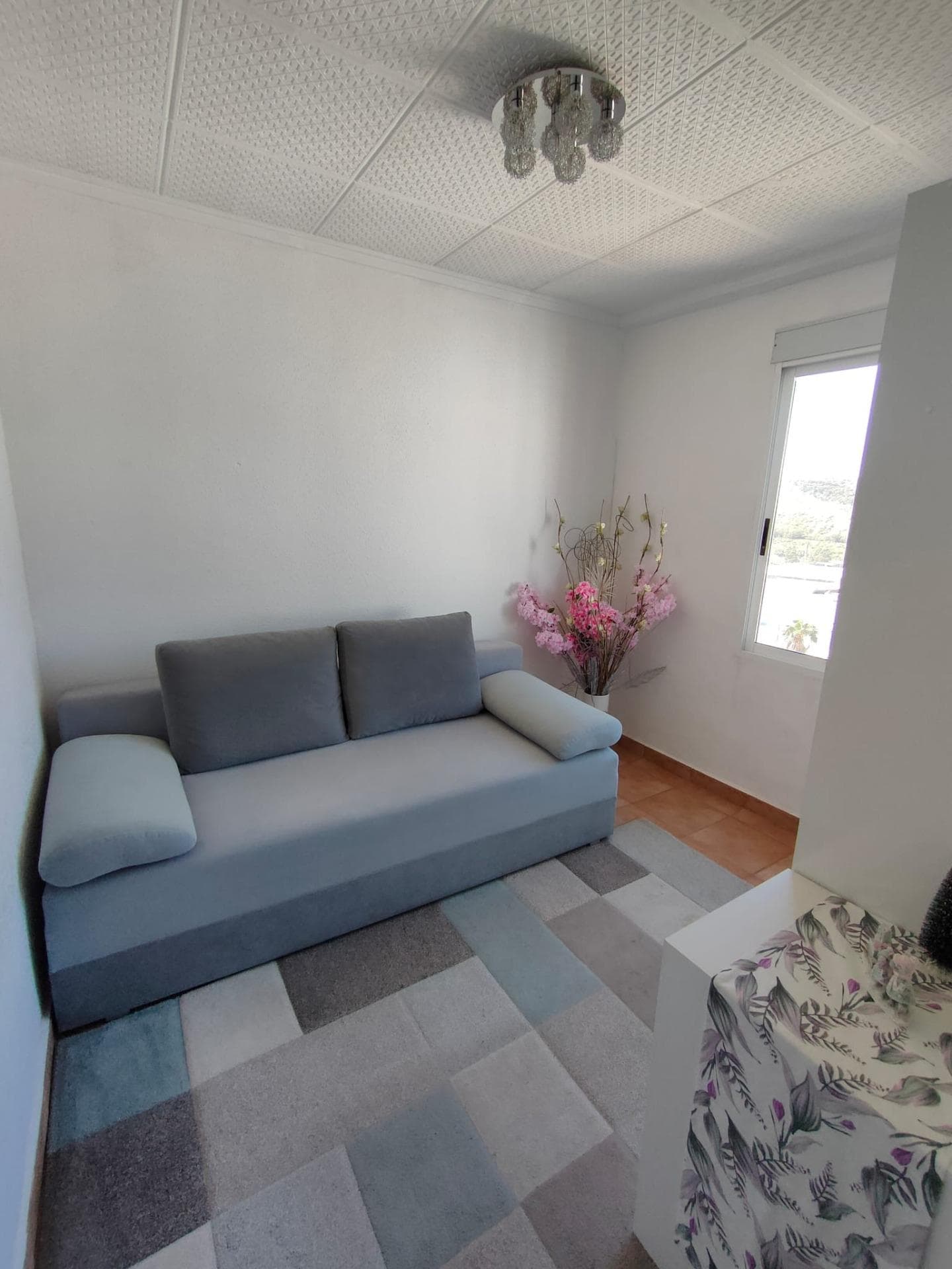 ✨ APARTMENT WITH 2 BEDROOMS AND 1 BATHROOM WITH TERRACE IN THE CENTER OF GUARDAMAR ✨ 2 bedrooms | 1 bathroom We present this cozy apartment in the heart of Guardamar, an ideal home both to live all year round and to enjoy your holidays by the sea. 🌴☀️ It has 2 bedrooms, 1 bathroom and a pleasant terrace, perfect for enjoying the wonderful climate of the area. Its location is excellent, surrounded by all services, shops, restaurants and a few minutes from the beach, which makes it a very comfortable and practical option. Expenses: • Community: €30/month • IBI: €217/year A property with a lot of potential, ideal as a habitual residence, second home or investment. ✨