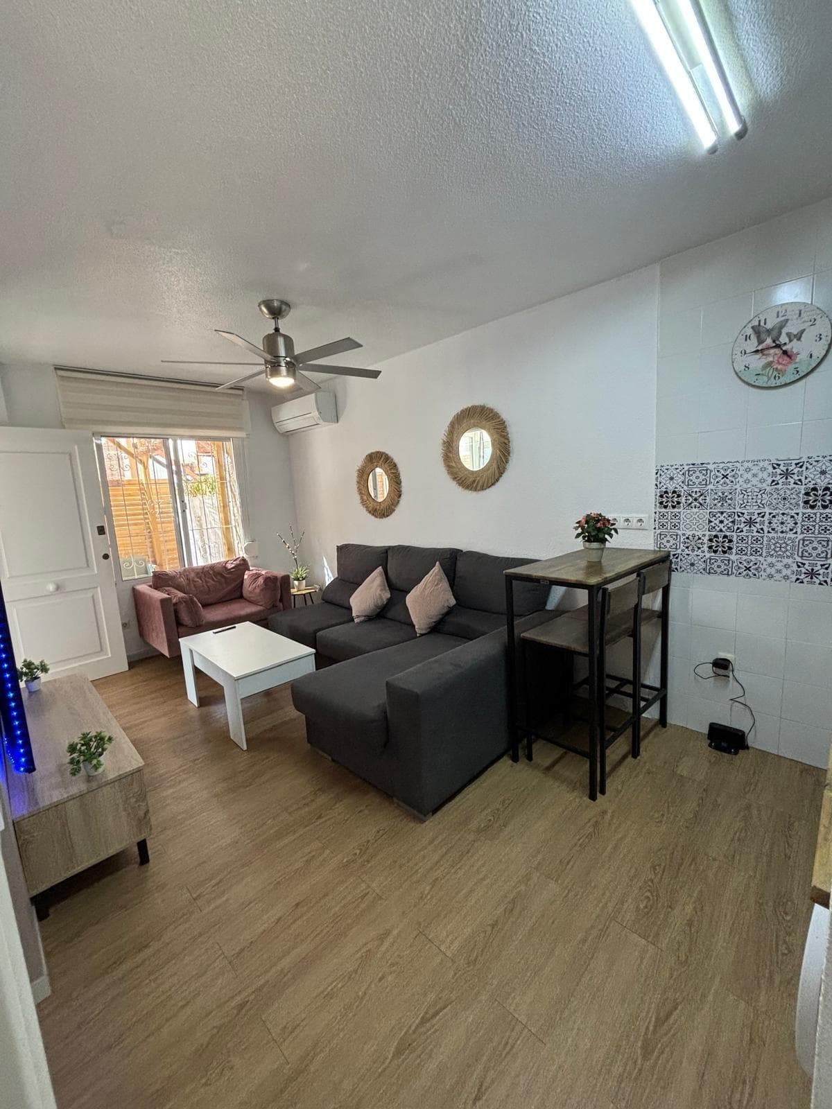 This is an excellent opportunity to purchase a cosy bungalow situated in the prestigious Lago Jardín residential development, strategically located between the well-established residential areas of Los Altos and Los Balcones. This prime location offers an ideal balance of peace and quiet, comfort and proximity to all essential amenities, such as supermarkets, shopping centres, restaurants, healthcare facilities and excellent links to the area’s main transport routes. The Lago Jardín development is characterised by its well-maintained atmosphere, pleasant surroundings and distinctly residential character, making it a highly sought-after option for both permanent residents and those seeking a second home for relaxation. Among its main attractions is a large, perfectly maintained communal swimming pool, which is the ideal place to enjoy the Mediterranean climate for much of the year, providing a space for leisure and relaxation in a safe and harmonious setting. The bungalow featured here has been maintained with particular attention to detail over the years, having undergone a refurbishment in the past that significantly improved its functionality and aesthetics. It is in a very satisfactory state of repair, allowing for immediate occupation without the need for further investment, making it a particularly attractive option for both personal use and as an investment. As for its interior layout, the property features a generously sized bedroom, designed to offer comfort and privacy, with a cosy atmosphere that invites relaxation. The fully fitted, functional and well-maintained bathroom is equipped with all the necessary amenities for daily use, boasting a practical and comfortable layout. One of the property’s standout features is its glazed outdoor terrace, which adds significant value to the property as a whole. This versatile space can be used all year round, serving as a pleasant living area, an additional dining space, or even a natural extension of the main living area. The natural light flooding into this area helps to create a sense of spaciousness and well-being, enhancing the living experience. The bungalow also features a private garden, a highly prized feature offering a wide range of uses. This outdoor space can serve as a relaxation area, a leisure space or a garden, allowing the owner to enjoy an intimate and personal outdoor setting. From this garden, a gentle slope leads up to the private solarium, another of the property’s major attractions. This elevated space provides an exclusive setting for sunbathing, relaxing or enjoying pleasant evenings al fresco, making the most of the region’s privileged climate. It is worth noting that the combination of its outdoor spaces — glazed terrace, garden and sun deck — gives this property a particularly attractive character, difficult to find in properties of a similar nature, offering a notable added value. Overall, this property represents an exceptional opportunity within the current property market, whether as a permanent residence, a holiday home or an investment with high potential for returns. Its location, condition, functional layout and outdoor spaces make it a highly recommended option for those seeking a high quality of life in a peaceful setting without sacrificing proximity to all amenities.