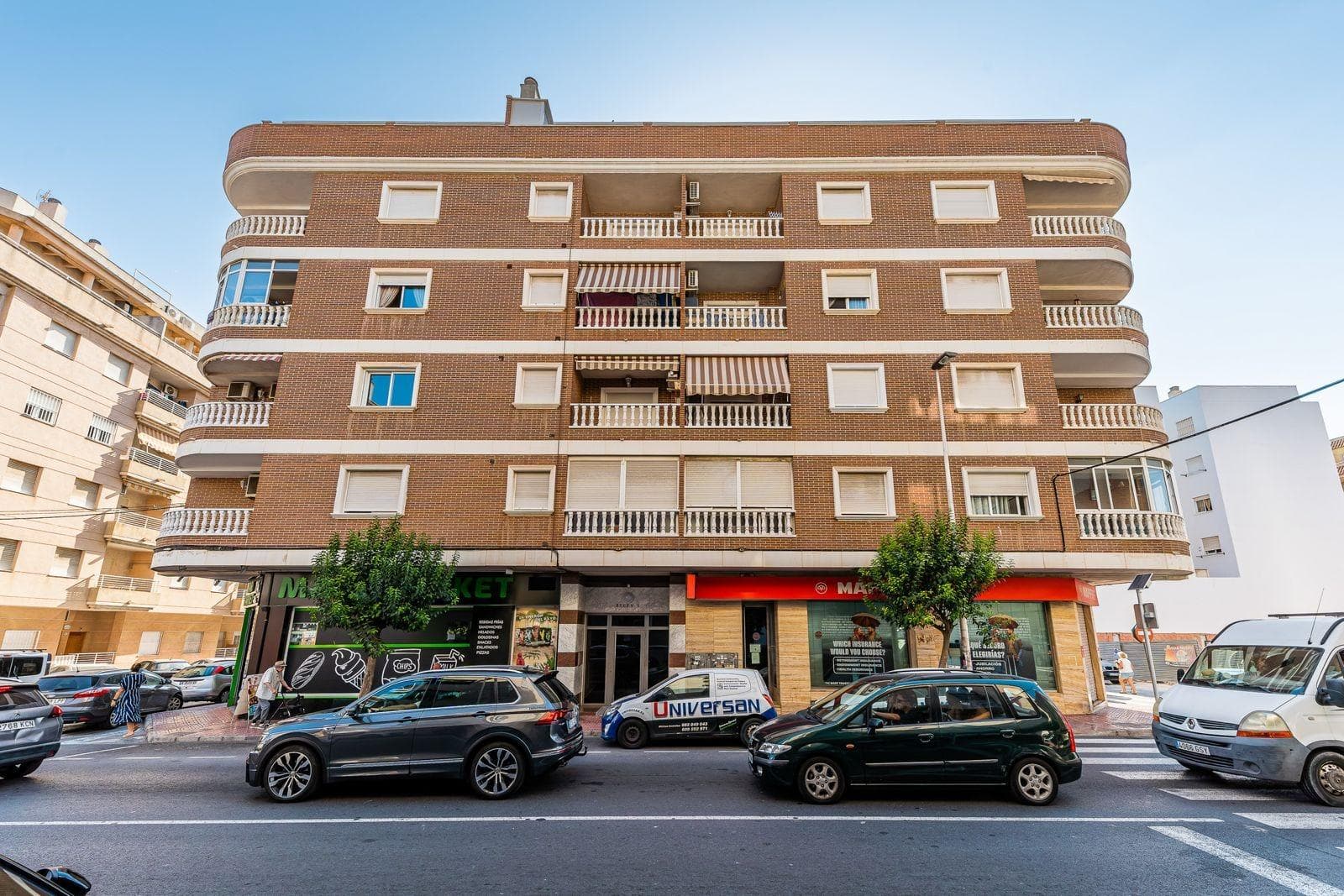 Spacious apartment for sale in Torrevieja, located in an excellent area next to Parque de las Naciones and just 600 meters from Acequión Beach. The property has a total area of 102 m² and is situated in a building from 2001. Layout: * 3 bedrooms * 2 full bathrooms * bright and spacious living room * independent kitchen * well-distributed interior The apartment is in good condition and ready to move in, no renovation needed. Prime location: quiet and green area, yet within walking distance to all amenities — supermarkets, restaurants, public transport, schools, and leisure areas. Perfect as a permanent residence, holiday home, or rental investment (high demand in the area). Distances: * Acequión Beach — 600 m * Torrevieja center — a few minutes * Alicante Airport — approx. 35–40 minutes Excellent value for money. Contact us for more information or to arrange a viewing.